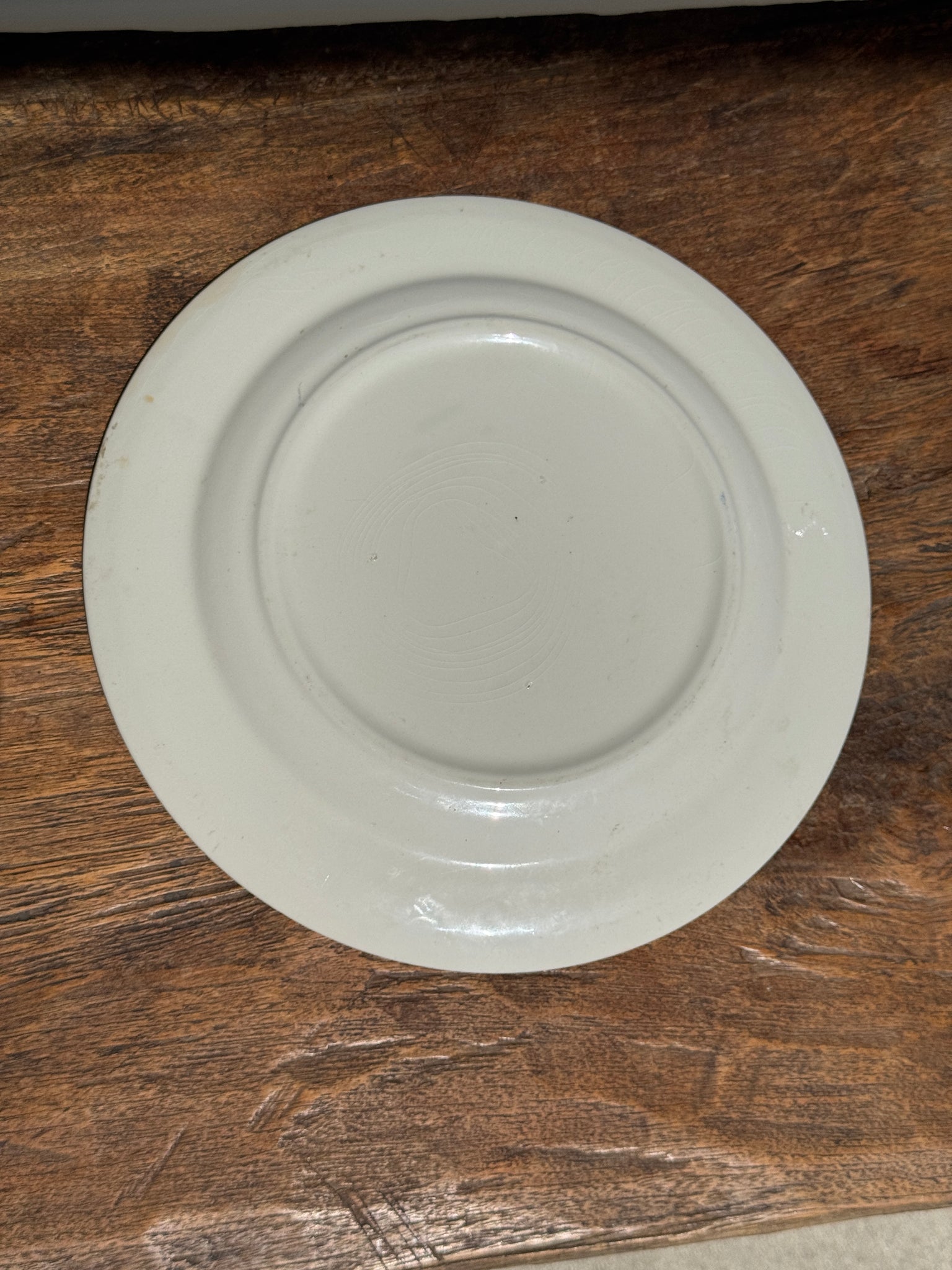 Une grande assiette plate anglaise à décor bleu motif de retour de chasse