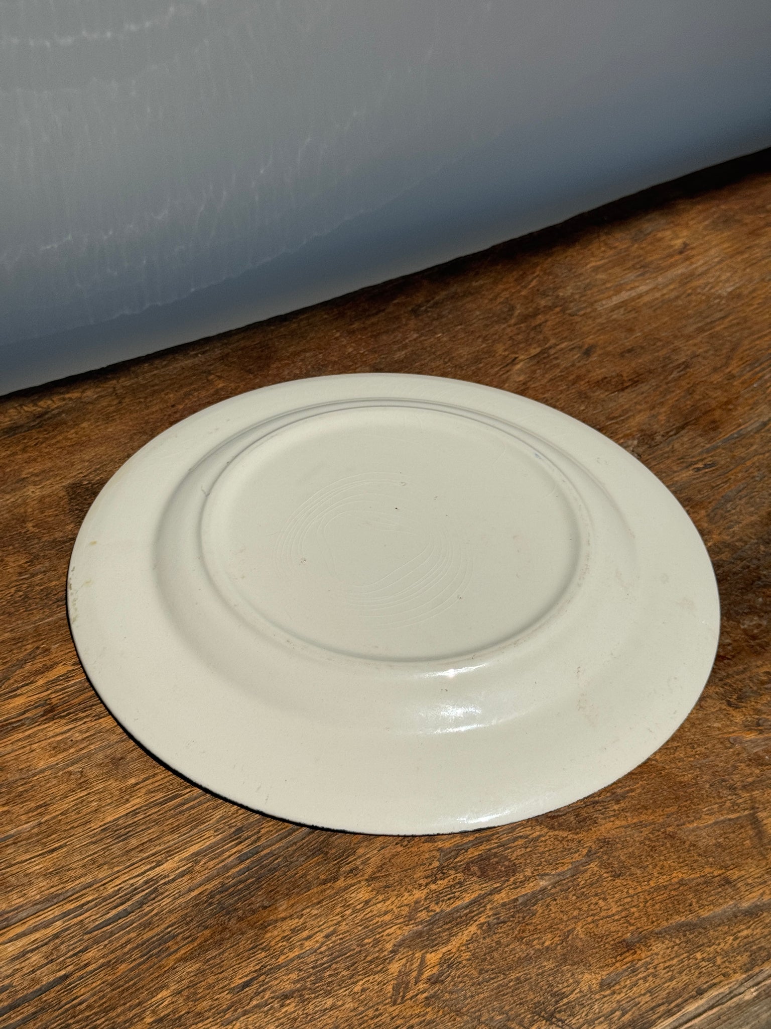 Une grande assiette plate anglaise à décor bleu motif de retour de chasse