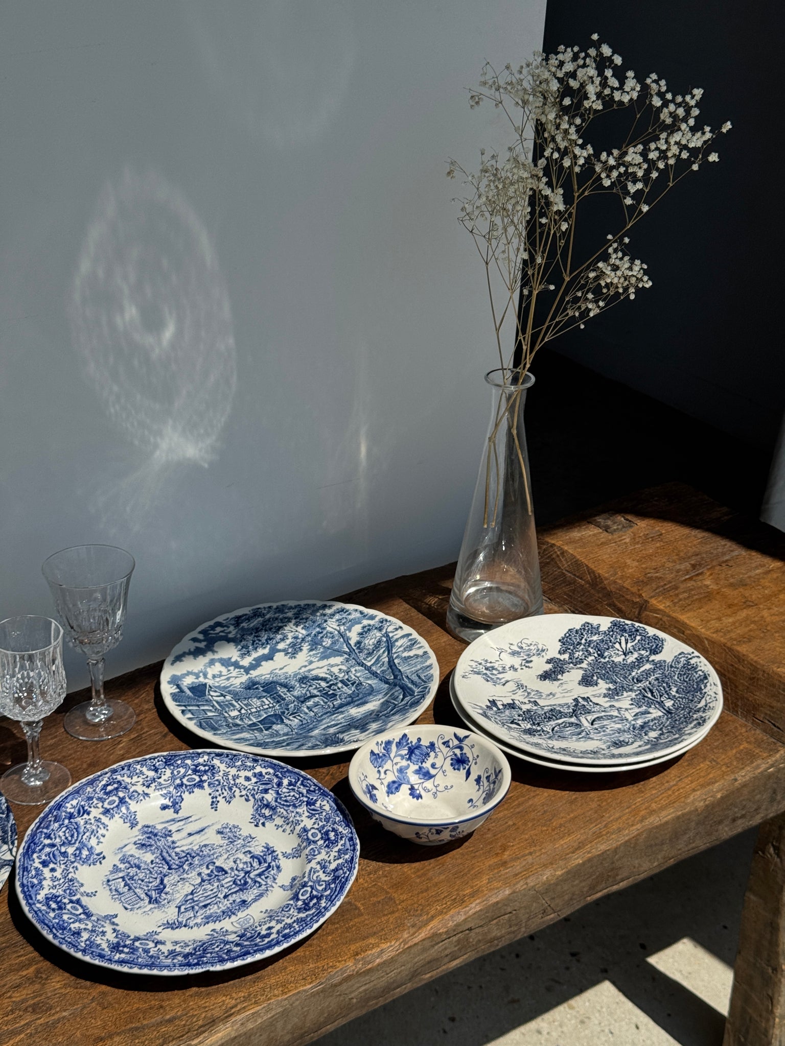 Une assiette à décor bleu en faïence BP à motif de fêtes villageoises