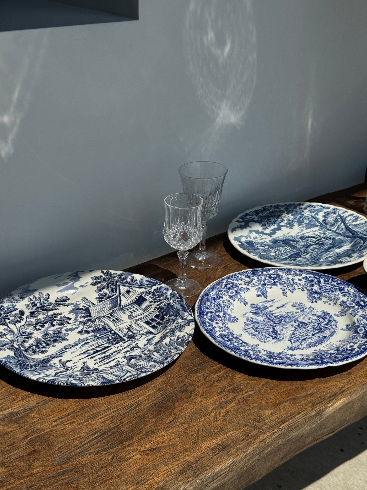 Une assiette à décor bleu en faïence BP à motif de fêtes villageoises