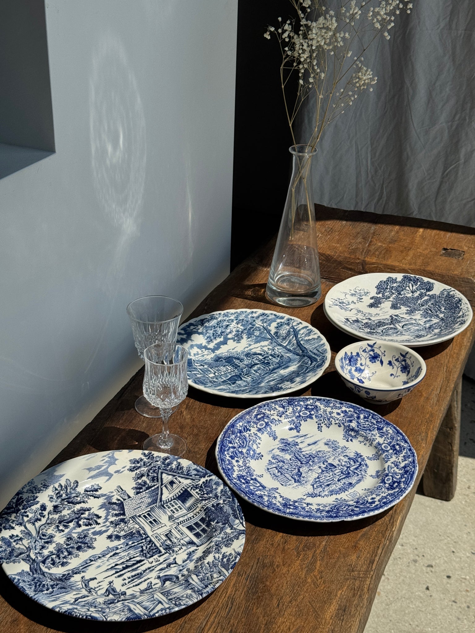 Une grande assiette plate anglaise à décor bleu motif de retour de chasse