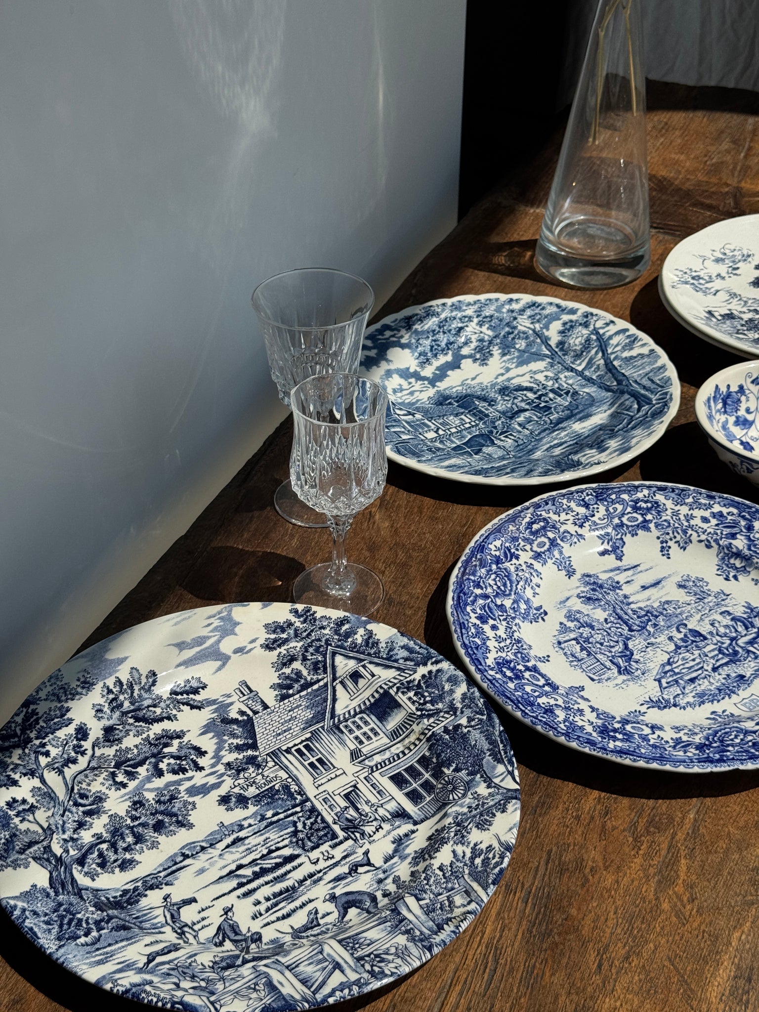 Une grande assiette plate anglaise à décor bleu motif de retour de chasse