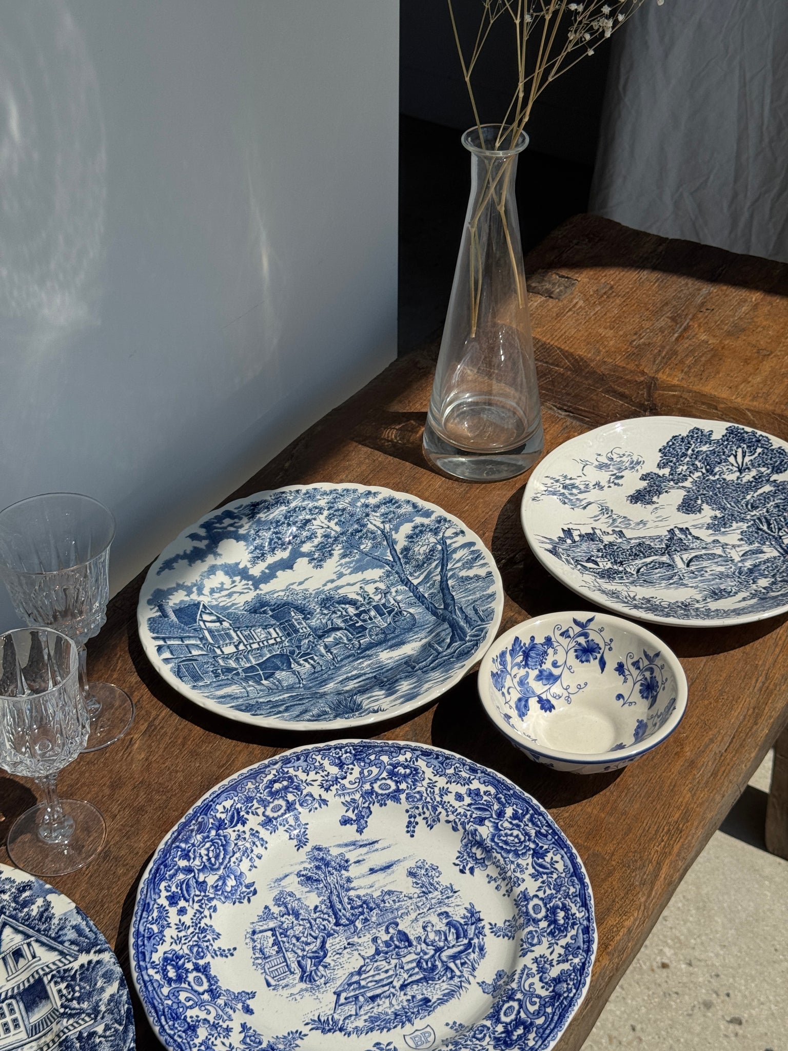 Une assiette à décor bleu en faïence BP à motif de fêtes villageoises