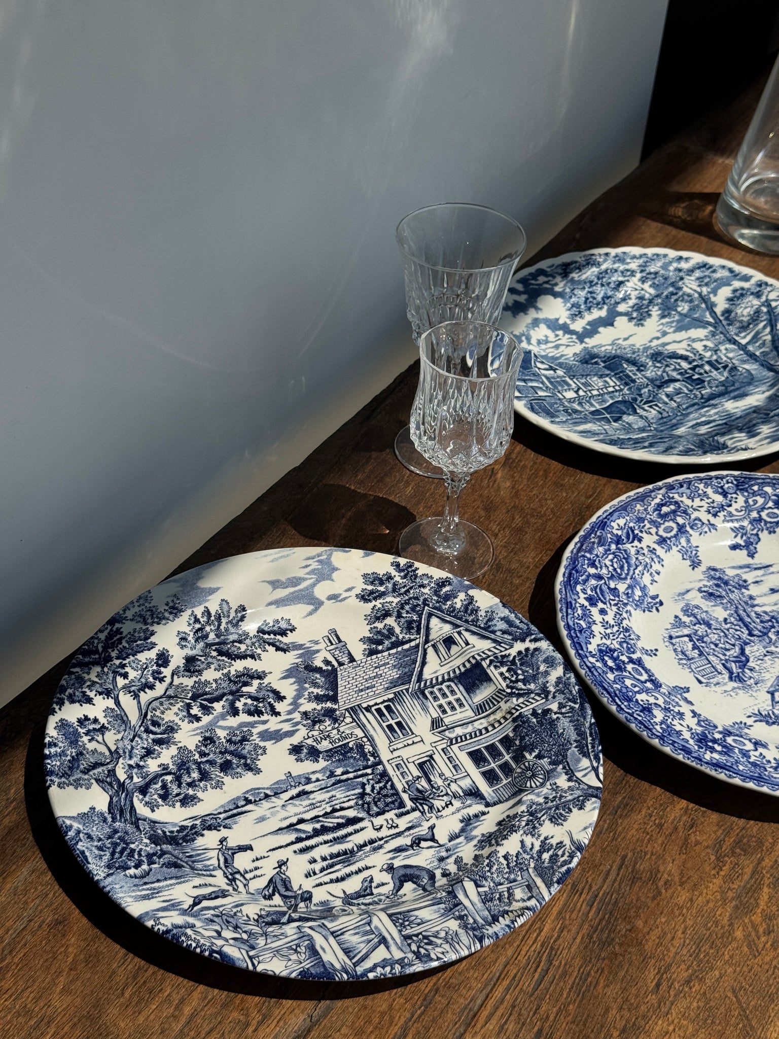 Une grande assiette plate anglaise à décor bleu motif de retour de chasse
