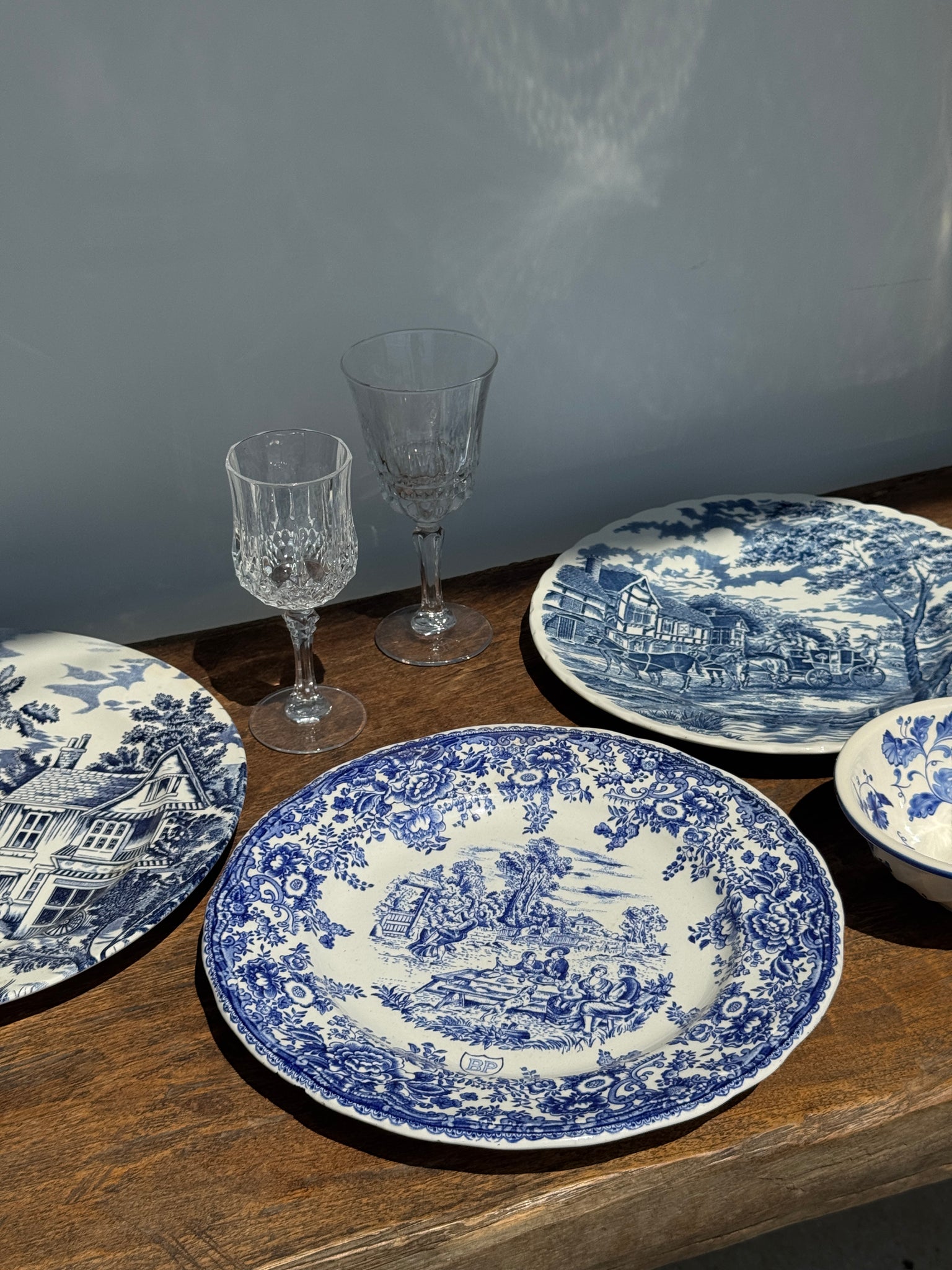 Une assiette à décor bleu en faïence BP à motif de fêtes villageoises