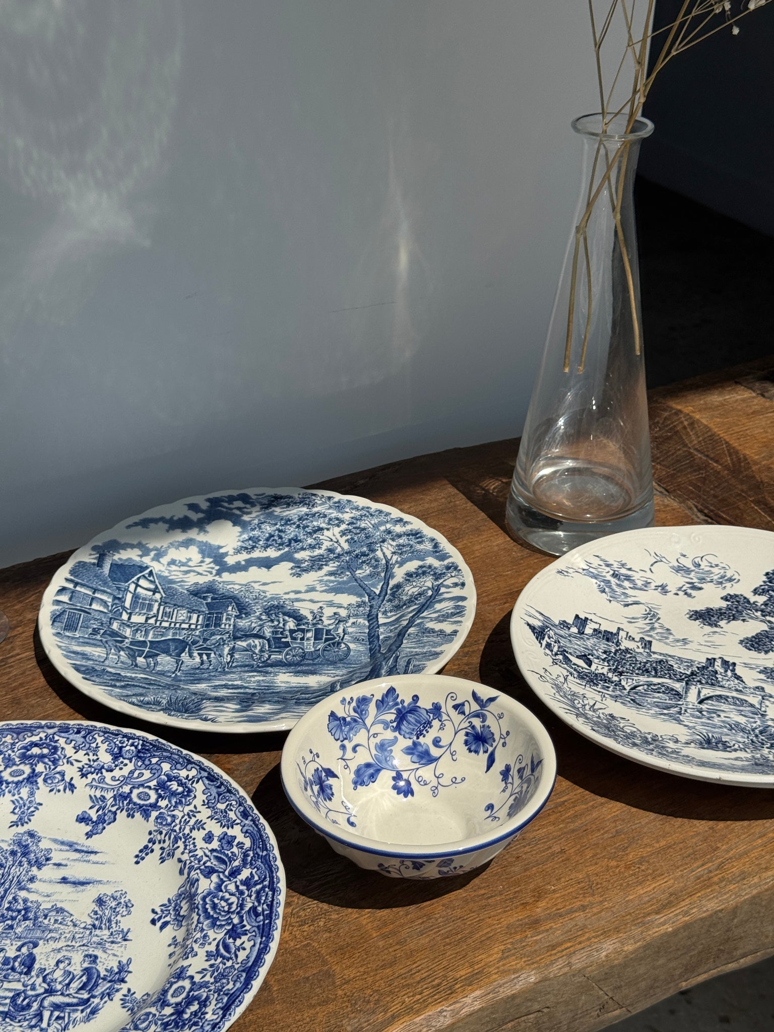 Une assiette à décor bleu en faïence BP à motif de fêtes villageoises