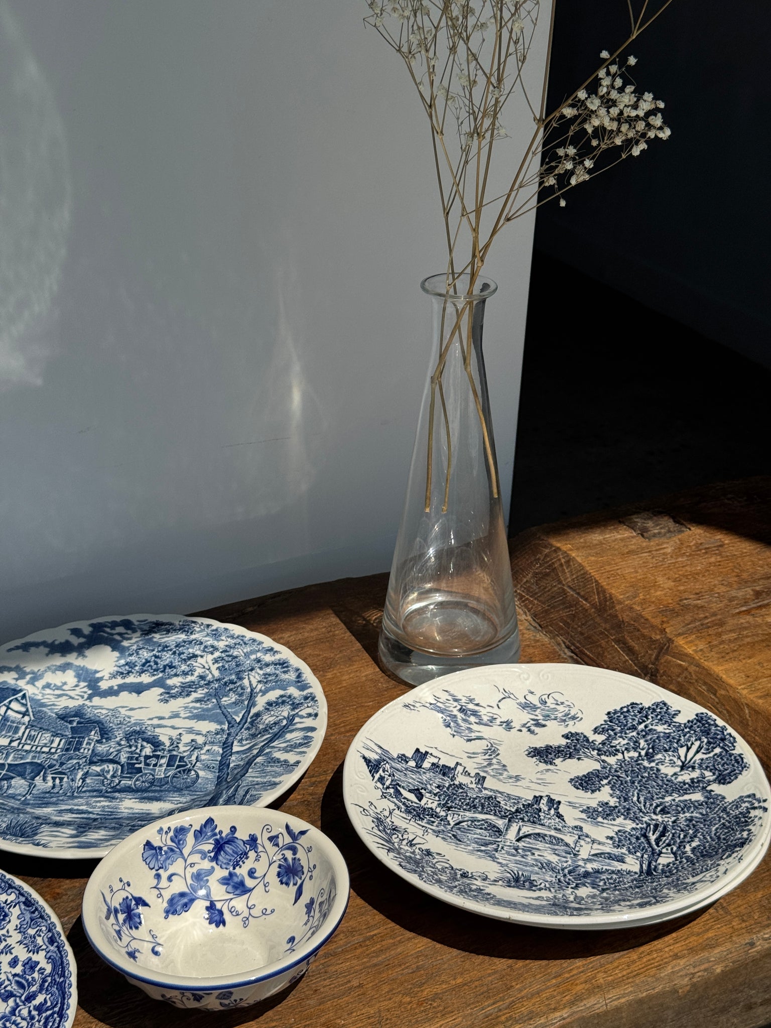 Lot de 2 assiettes en faïence à décor bleu de pont et de château