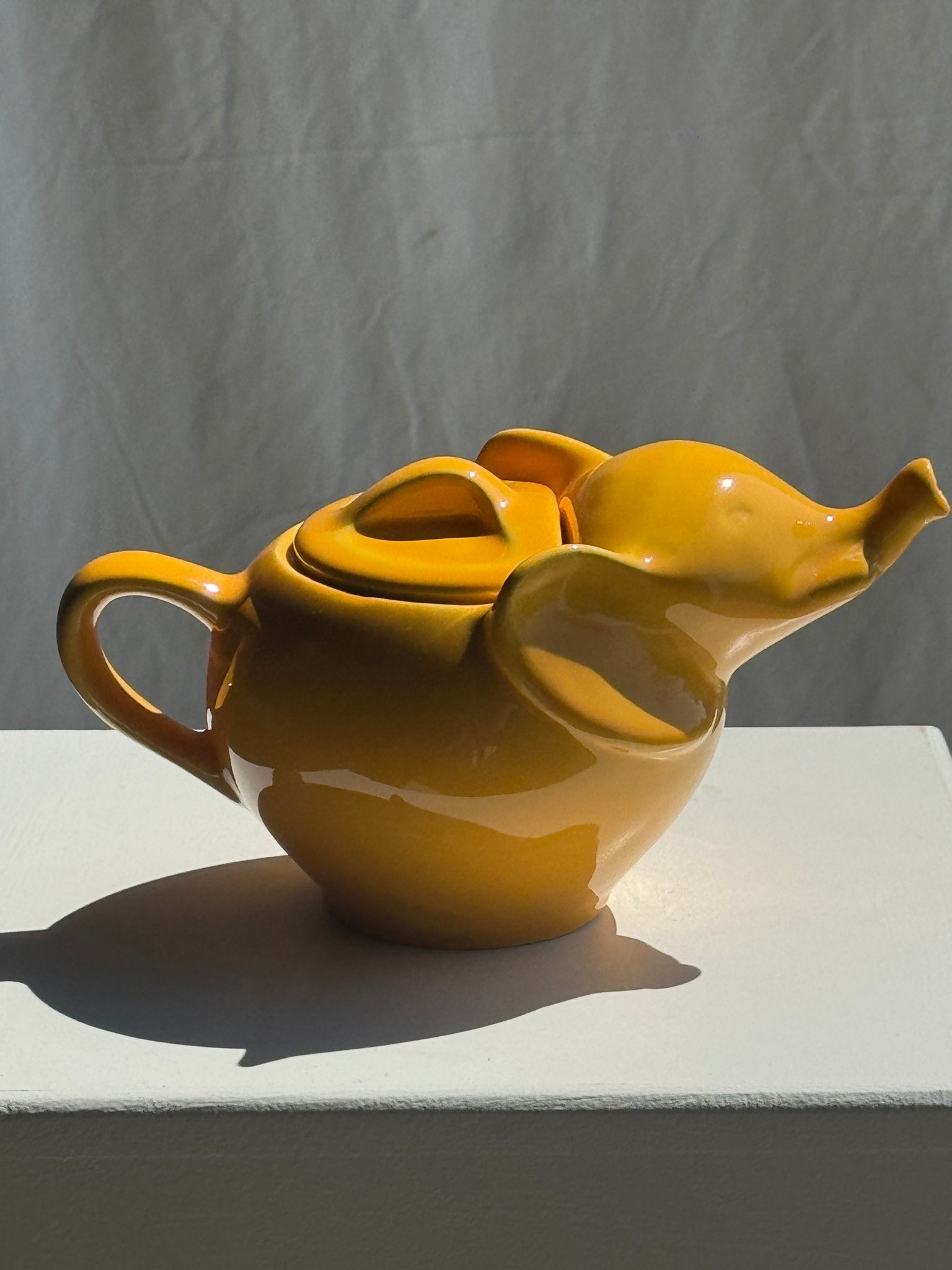 Théière éléphant vintage jaune