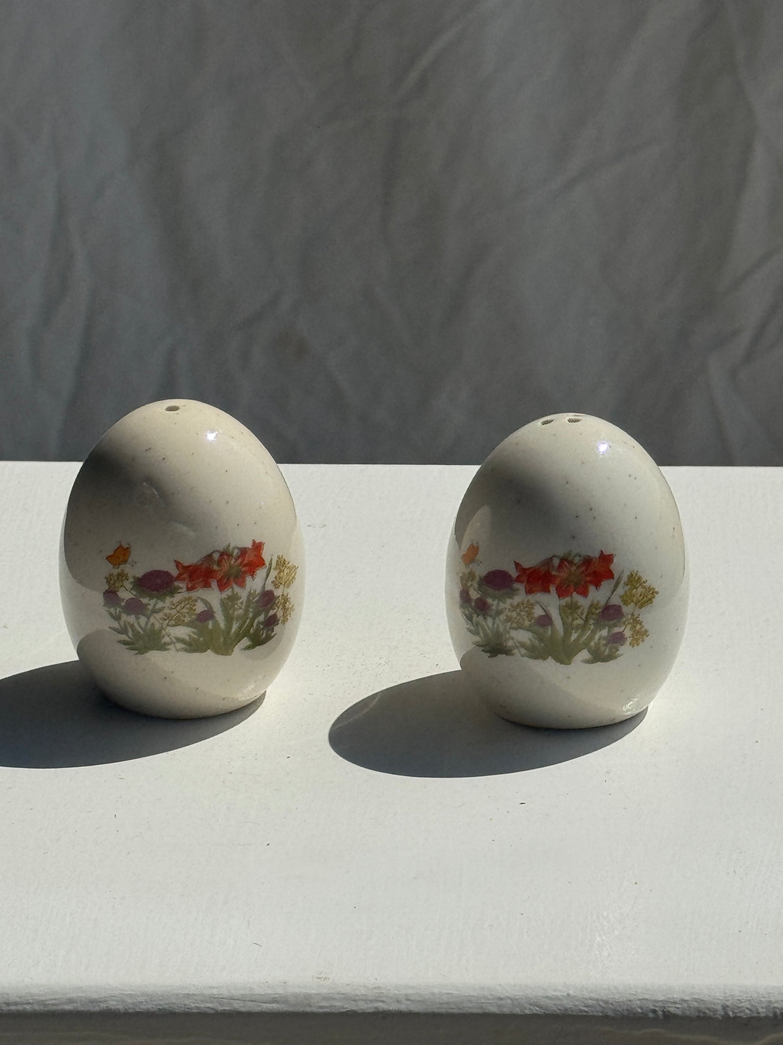 Paire de salières œuf beige à motif de fleurs oranges
