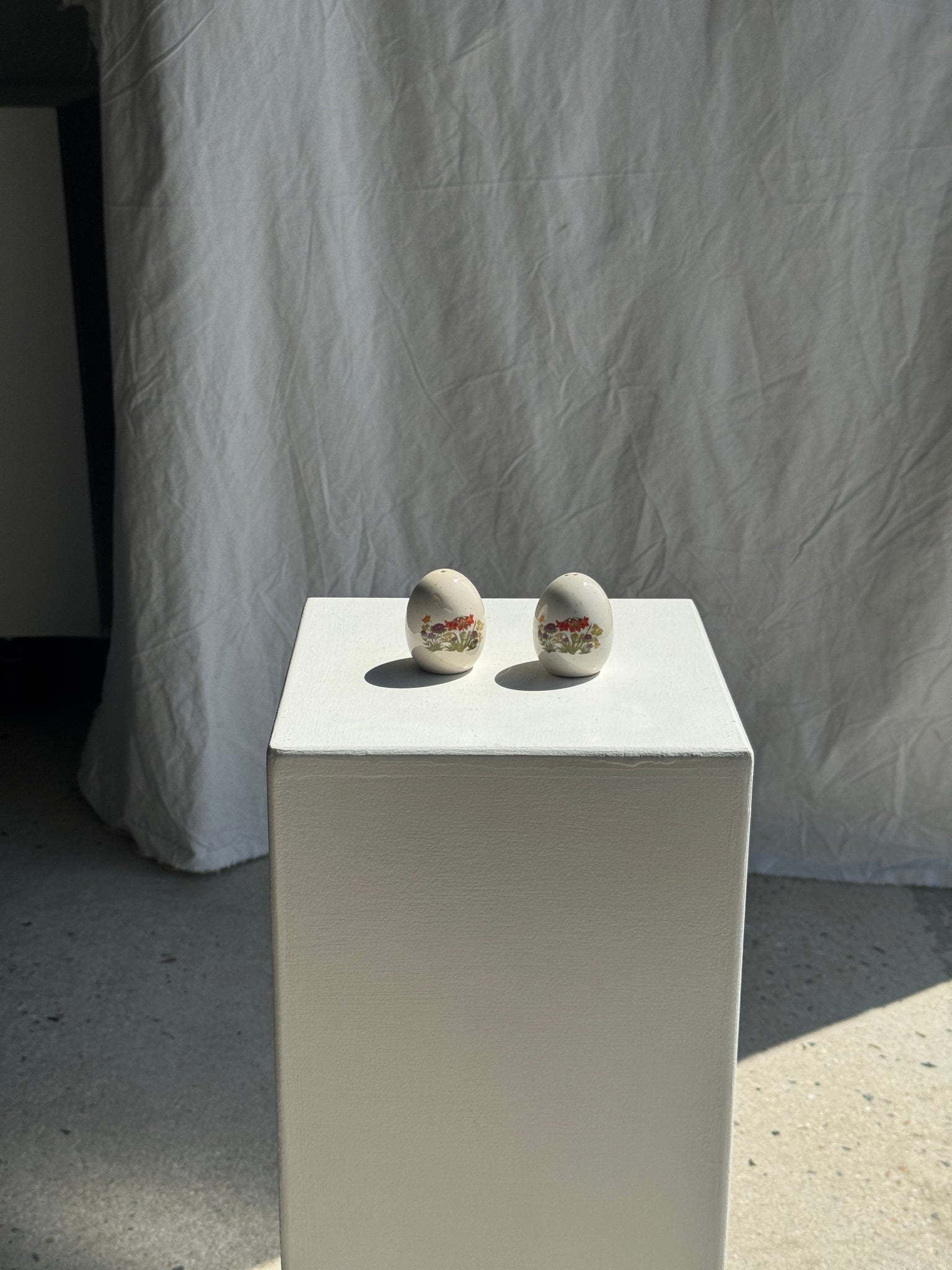 Paire de salières œuf beige à motif de fleurs oranges