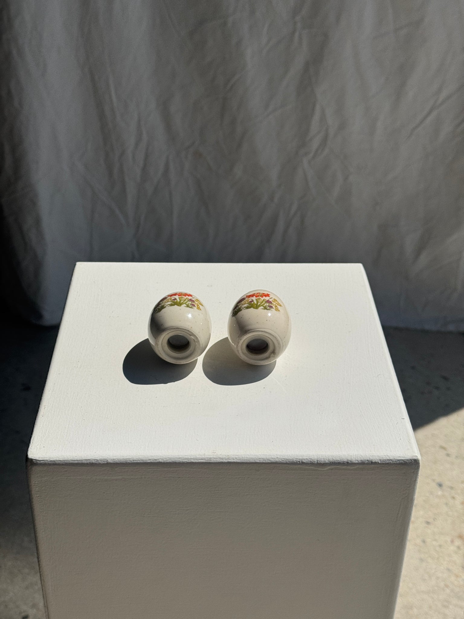 Paire de salières œuf beige à motif de fleurs oranges
