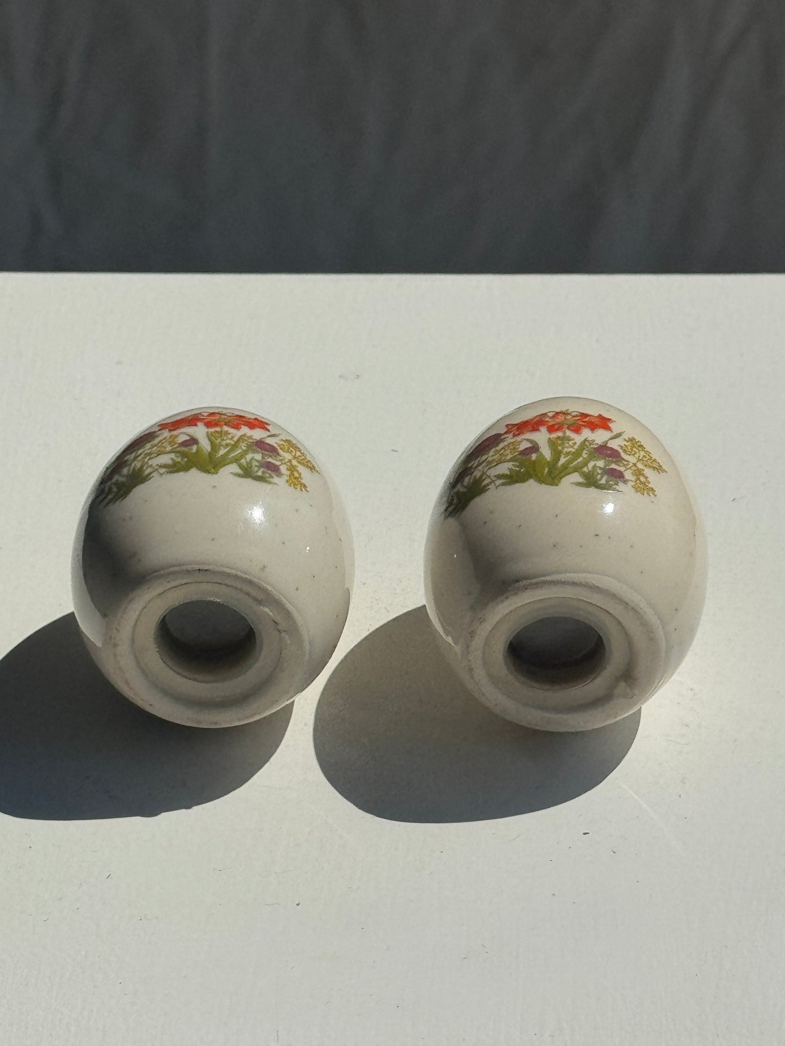 Paire de salières œuf beige à motif de fleurs oranges