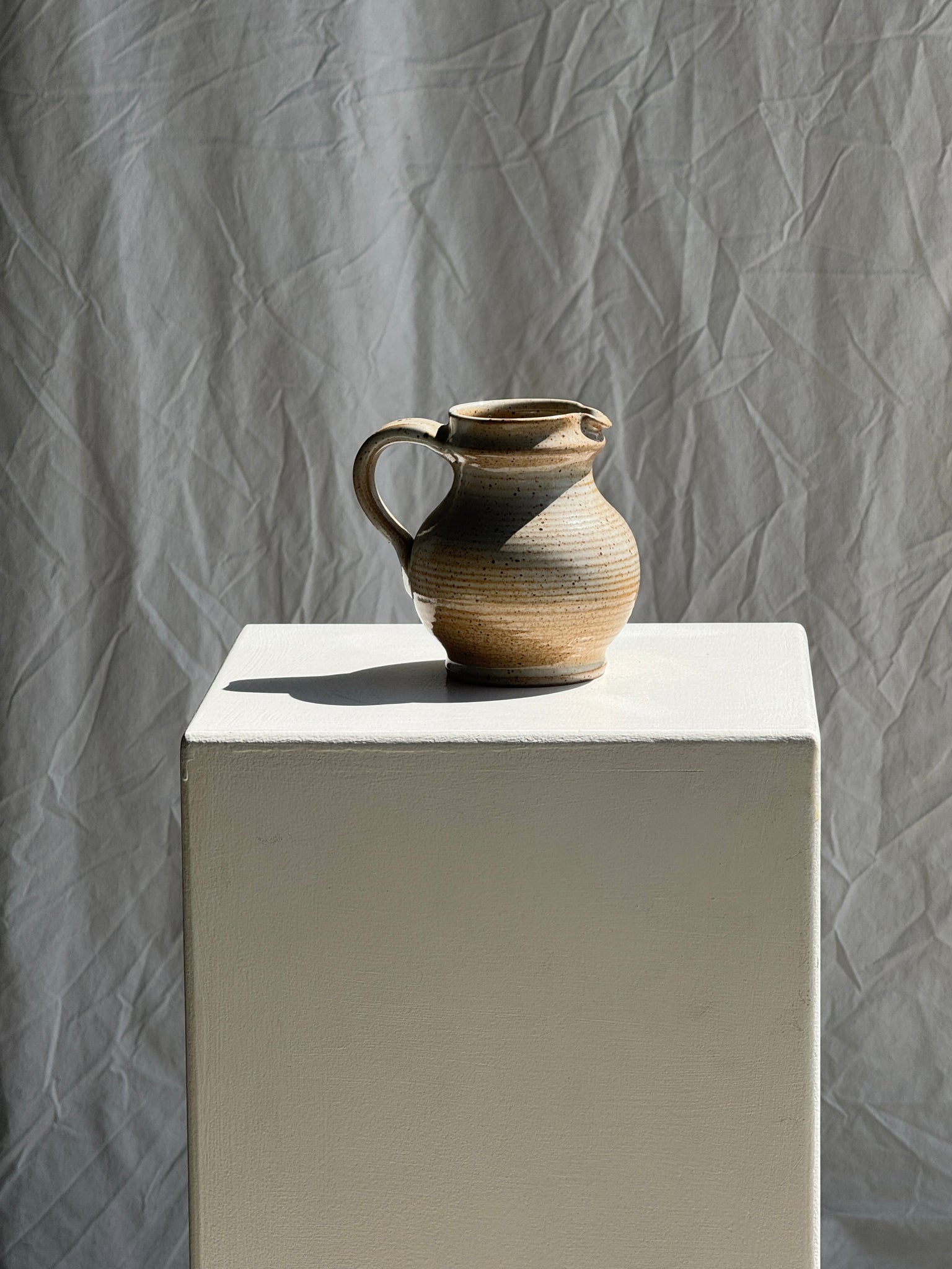 Mini carafe en grès du Marais beige à stries H11,5
