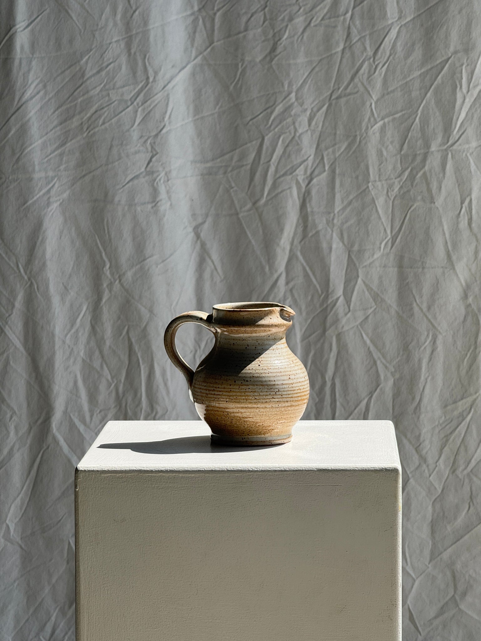 Mini carafe en grès du Marais beige à stries H11,5