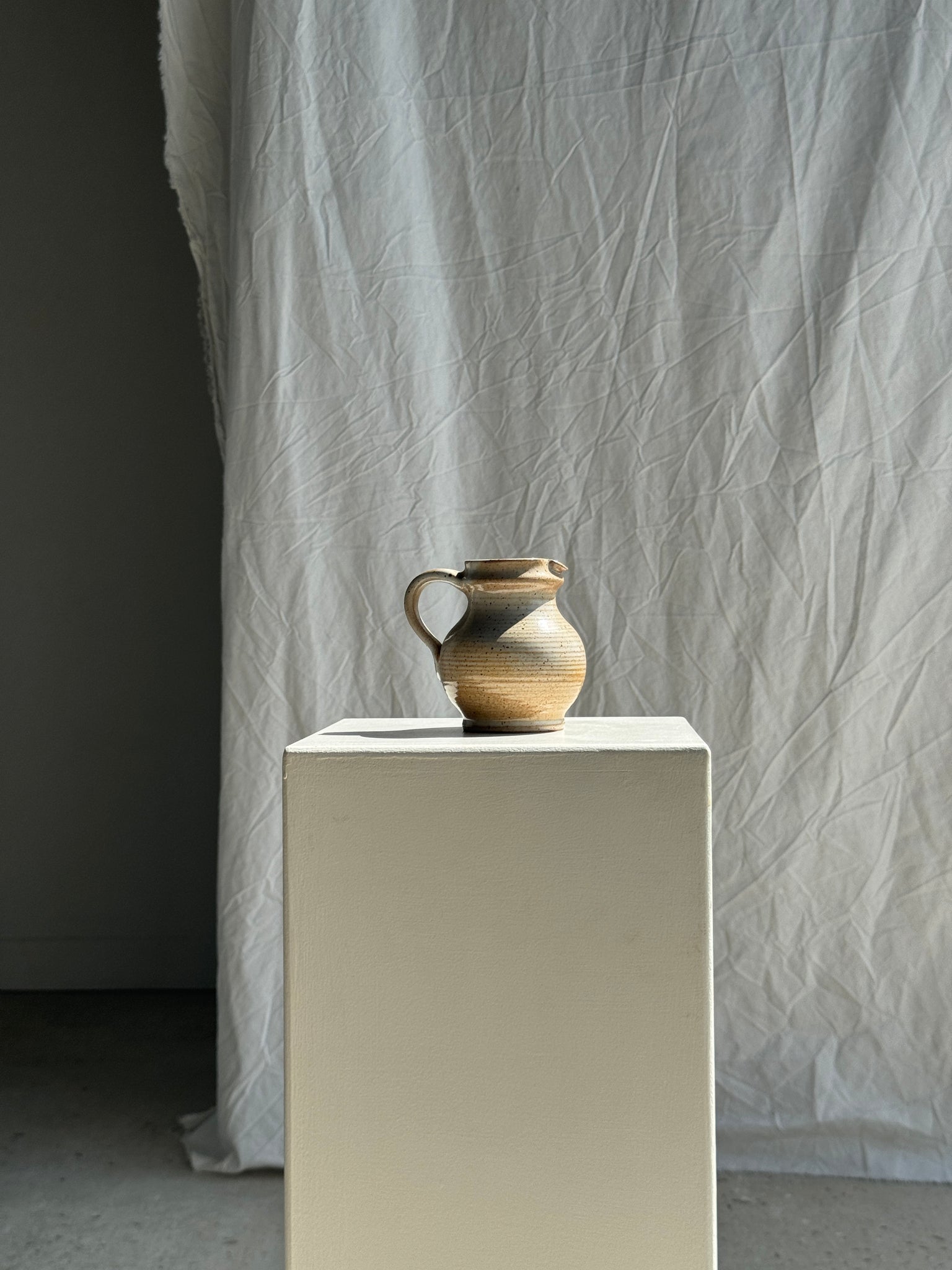 Mini carafe en grès du Marais beige à stries H11,5