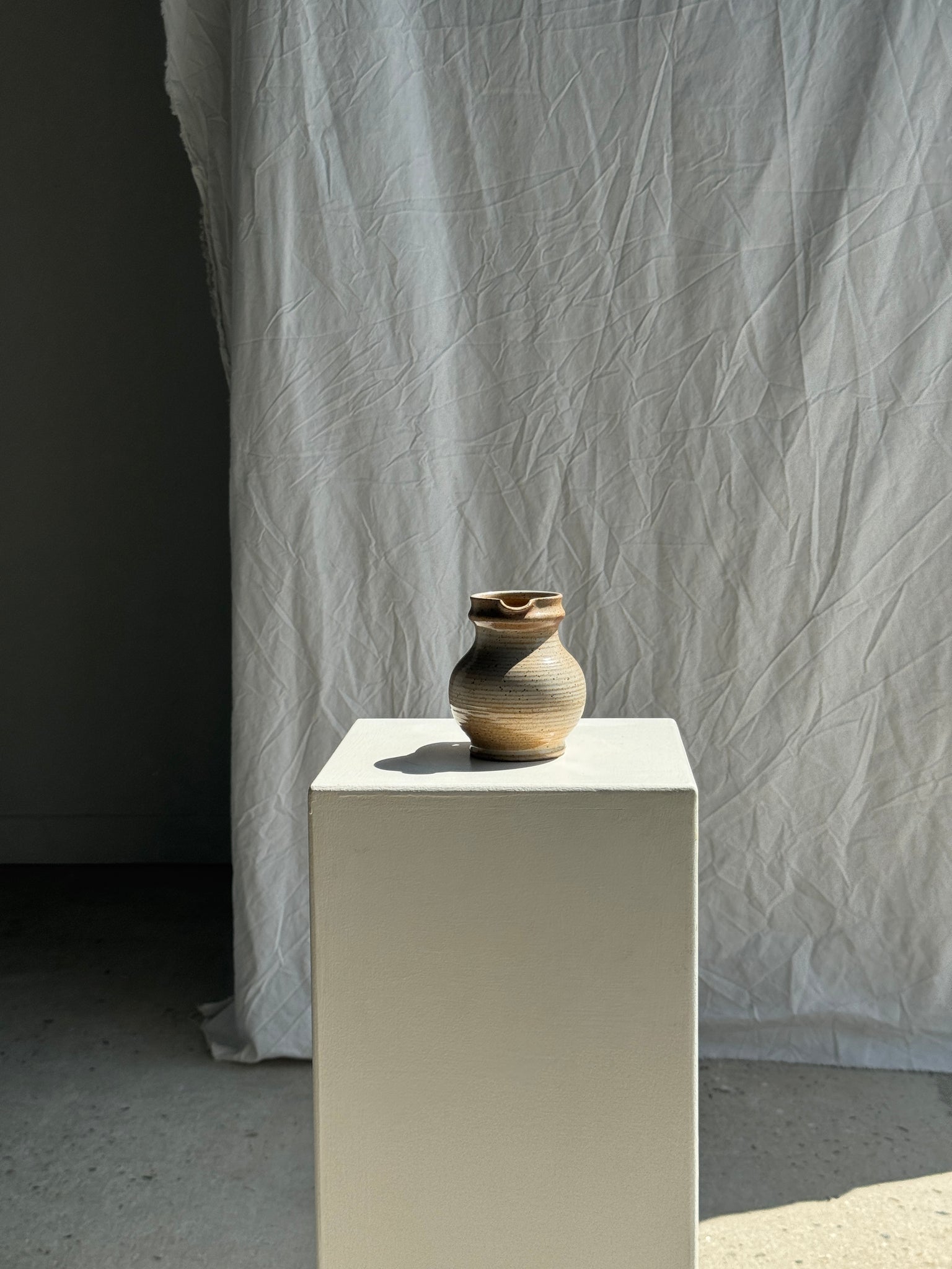 Mini carafe en grès du Marais beige à stries H11,5