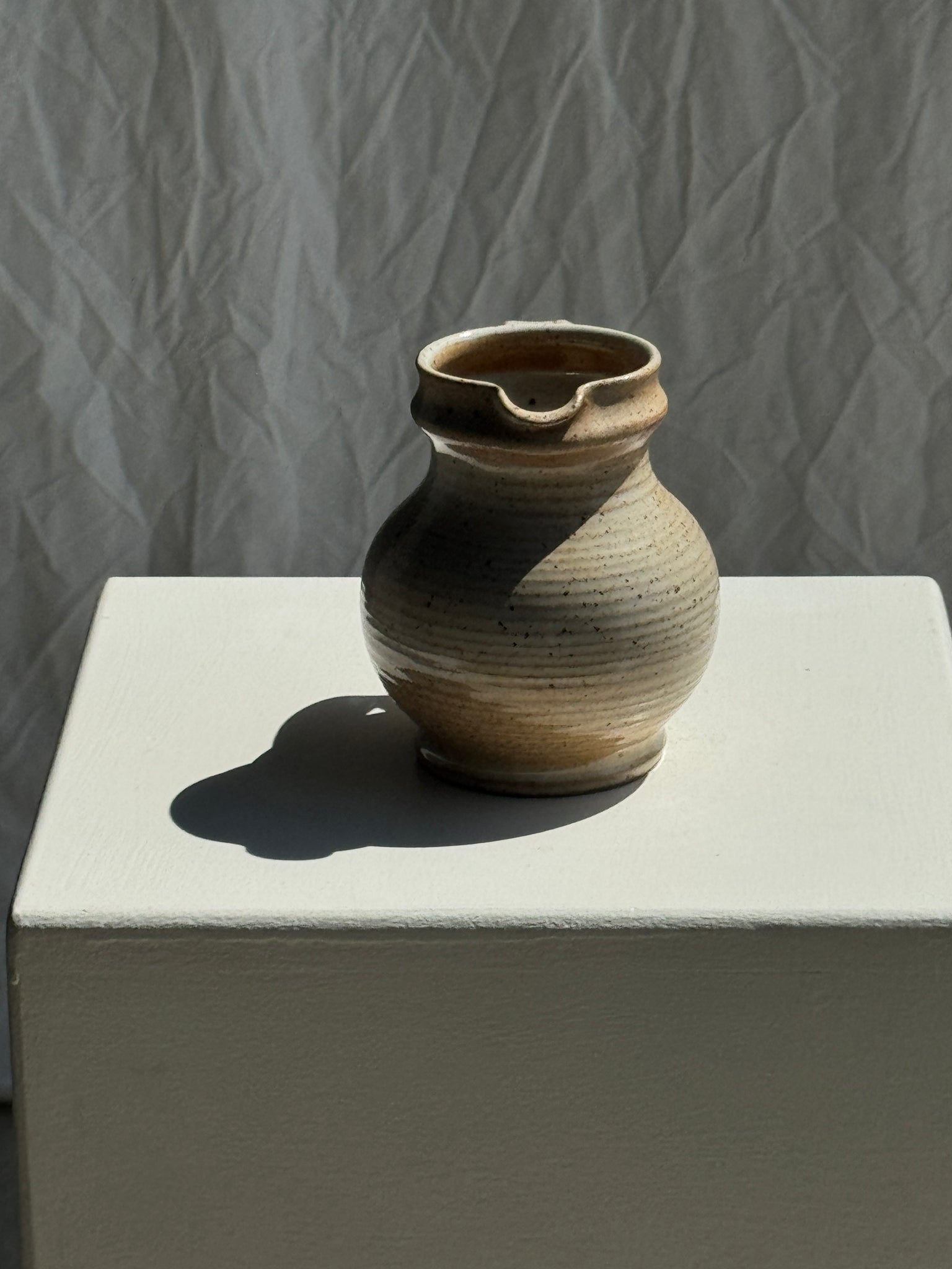 Mini carafe en grès du Marais beige à stries H11,5