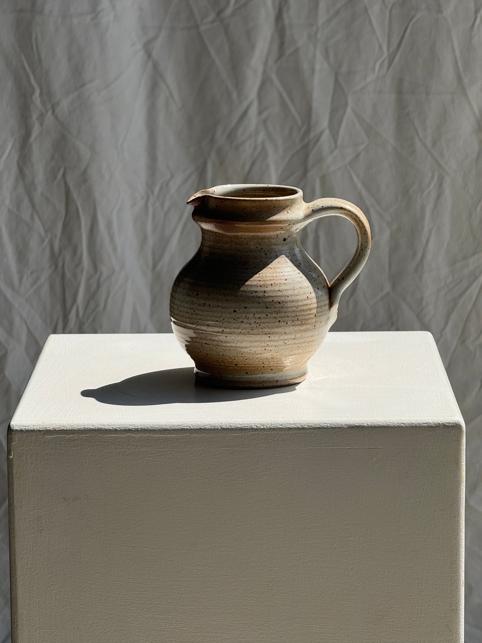 Mini carafe en grès du Marais beige à stries H11,5