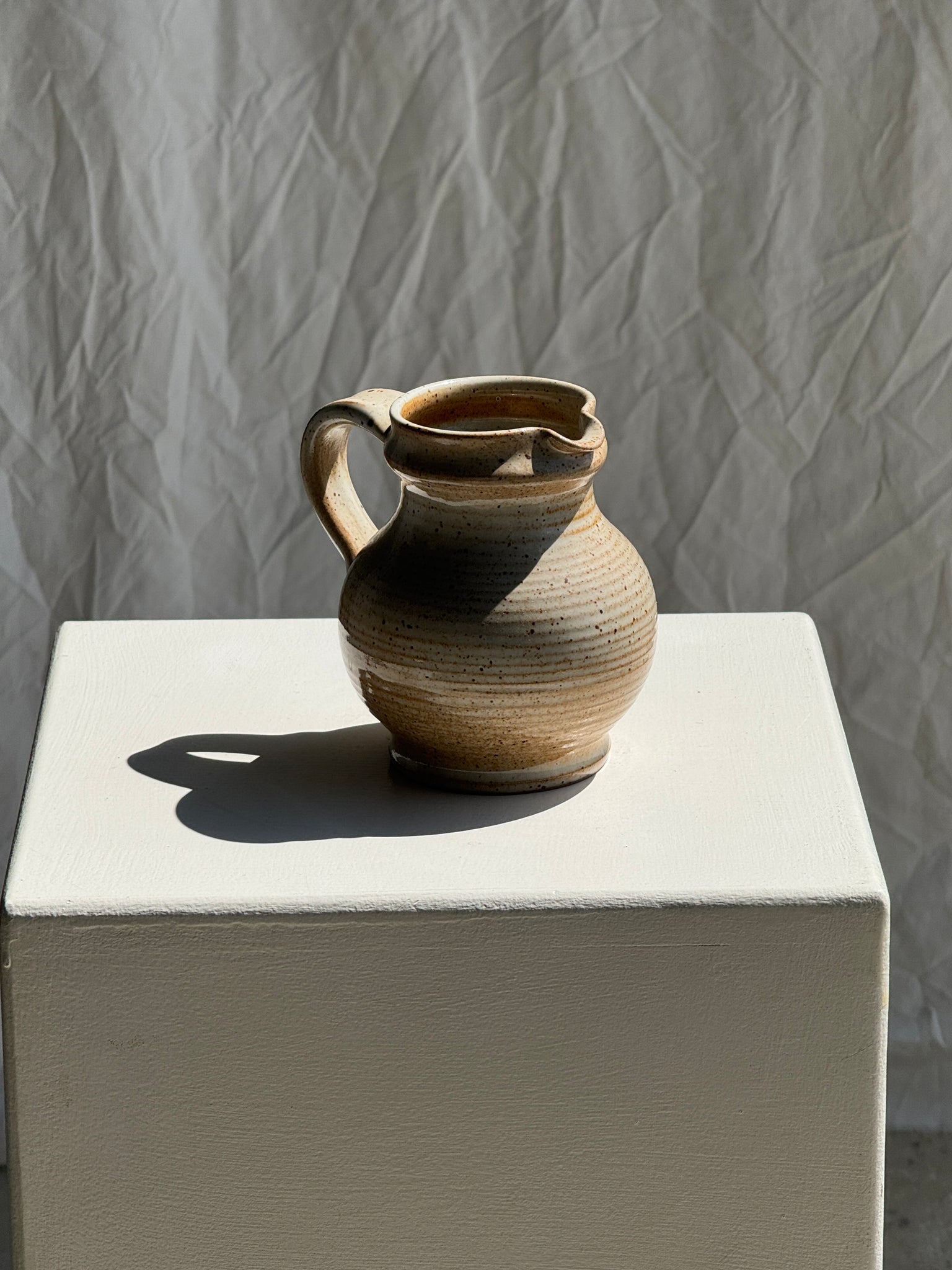 Mini carafe en grès du Marais beige à stries H11,5