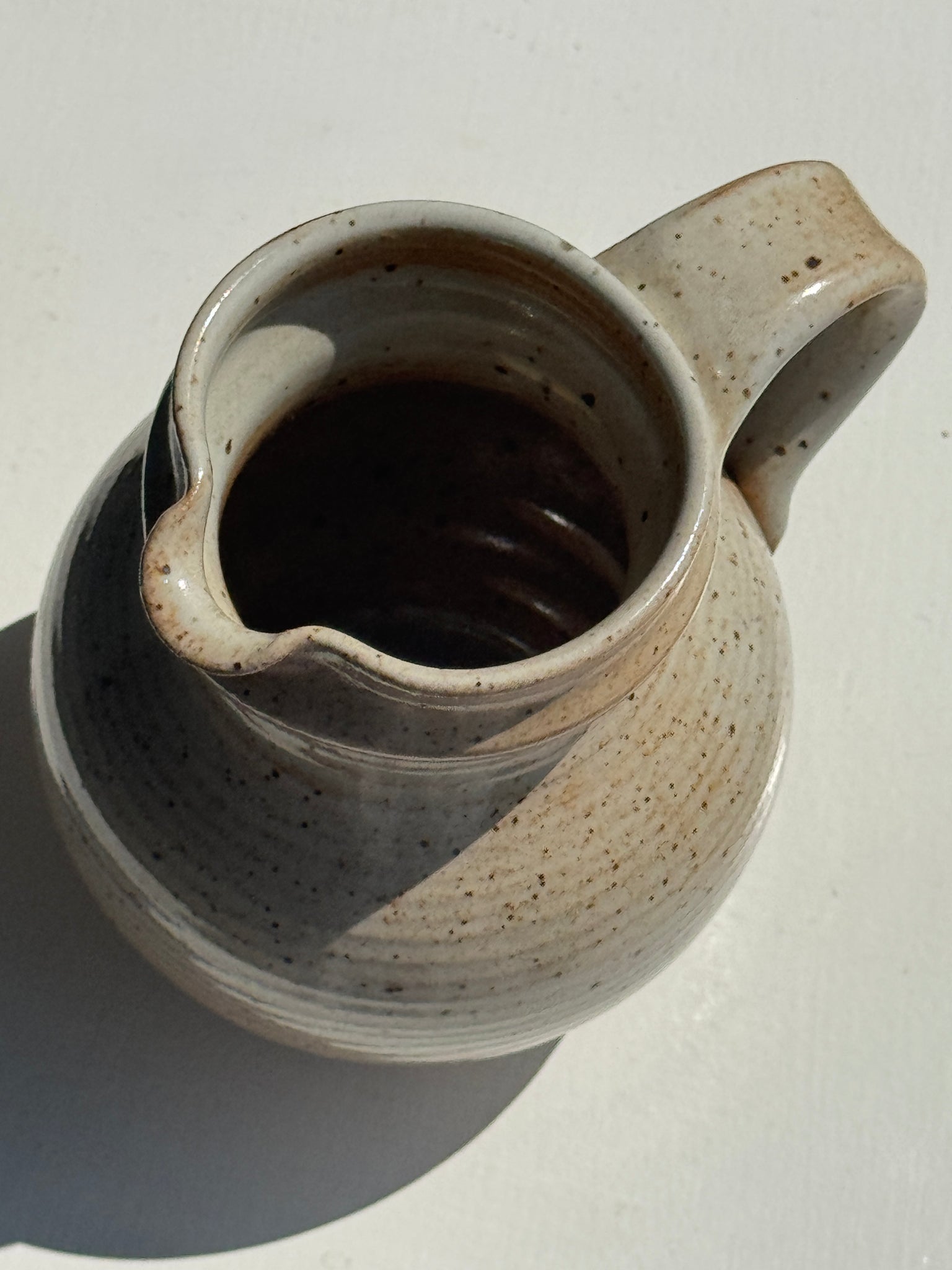 Mini carafe en grès du Marais beige à stries H11,5