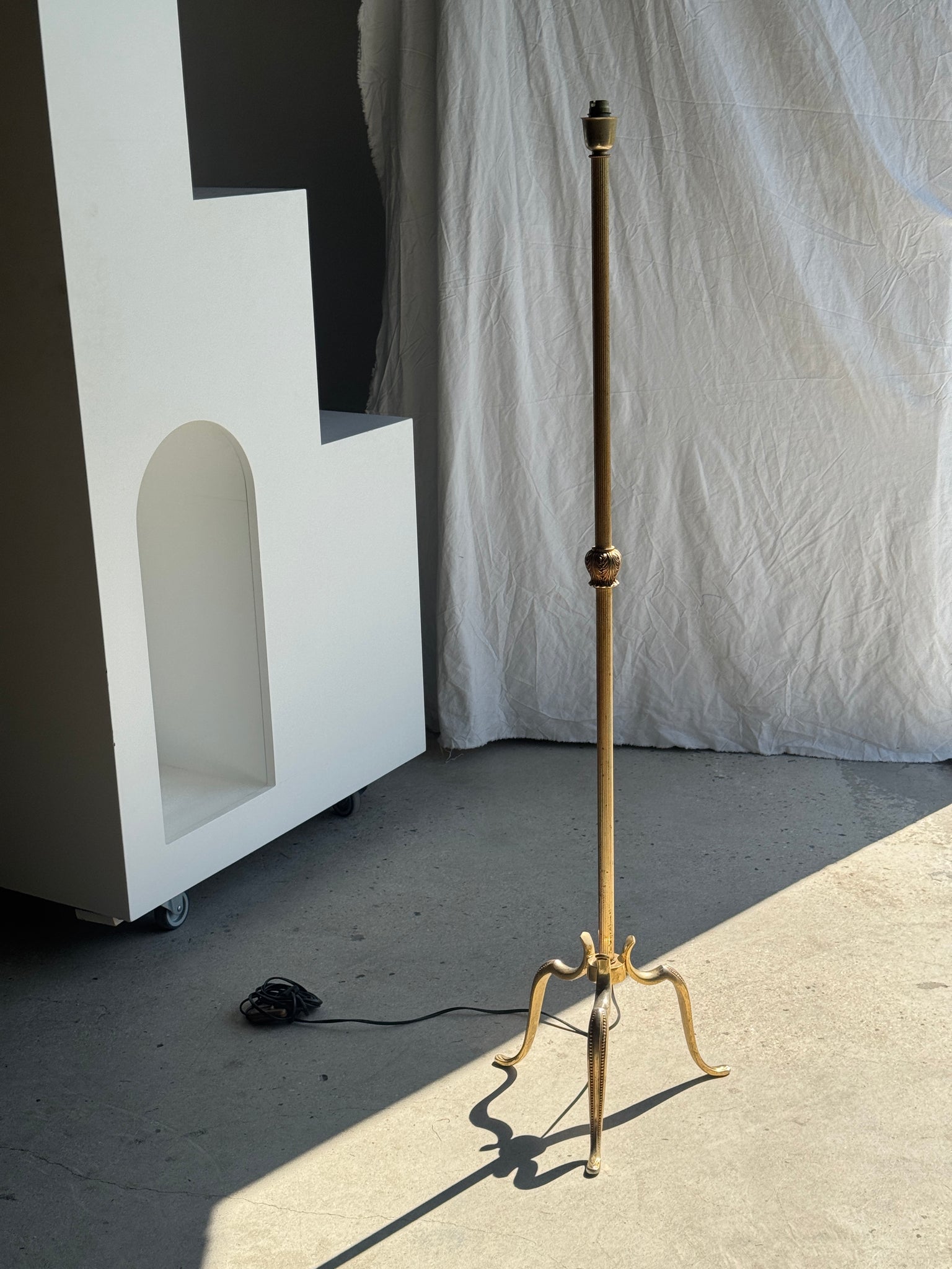 Lampadaire classique doré tripode H 140