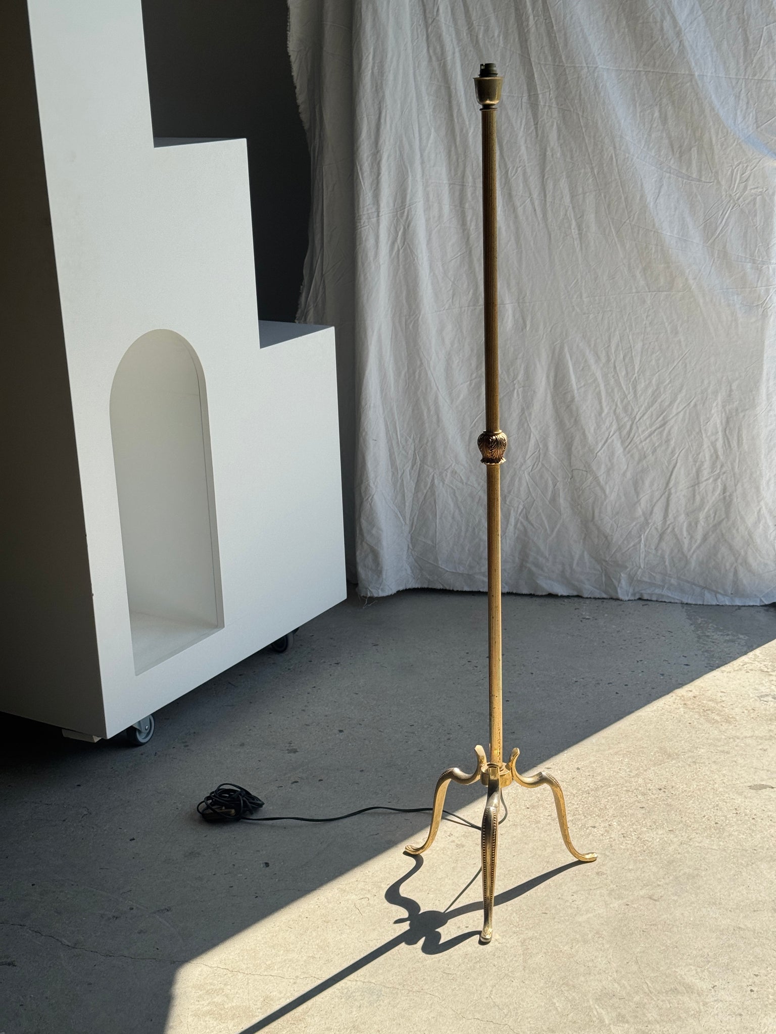 Lampadaire classique doré tripode H 140