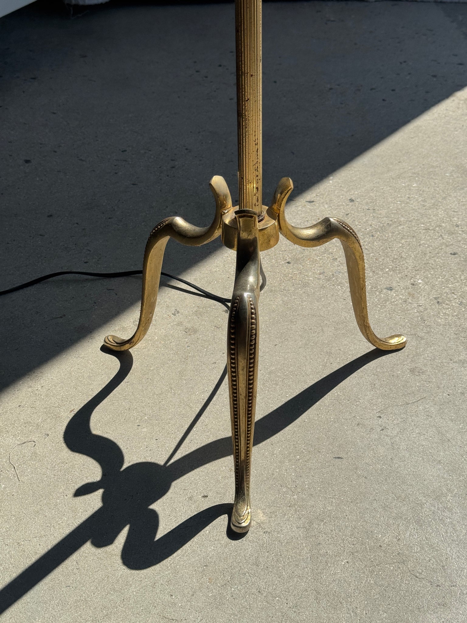 Lampadaire classique doré tripode H 140