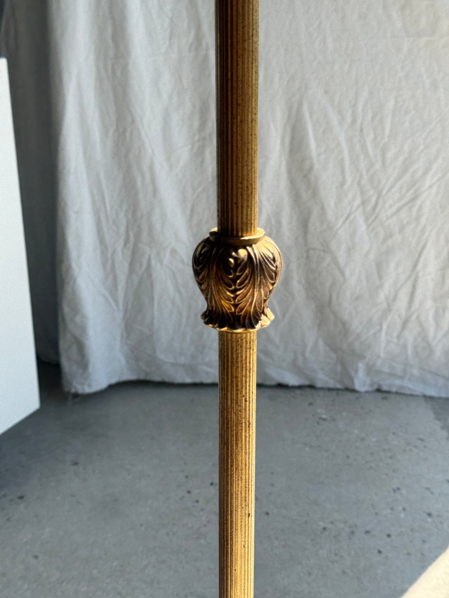 Lampadaire classique doré tripode H 140