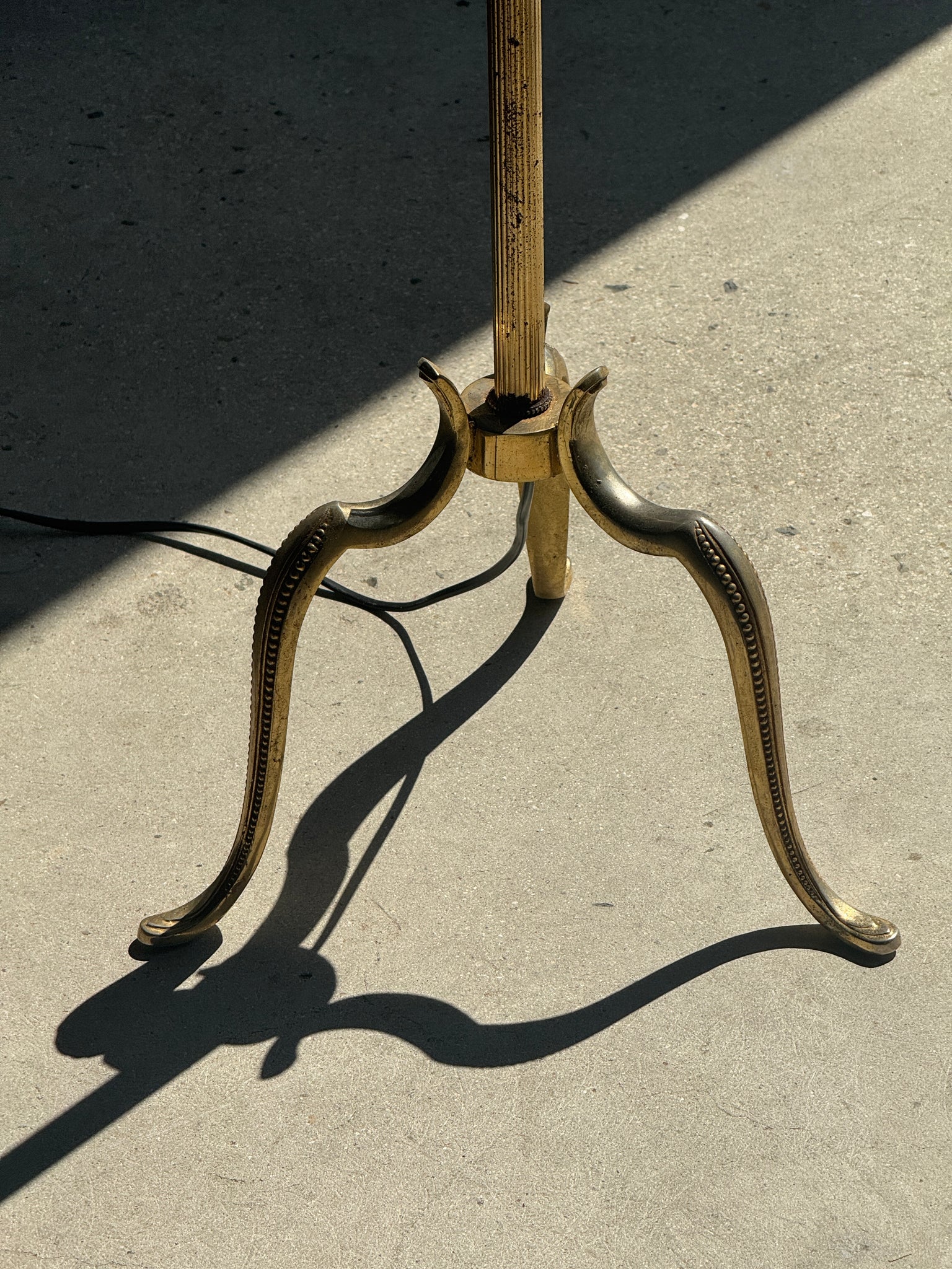 Lampadaire classique doré tripode H 140