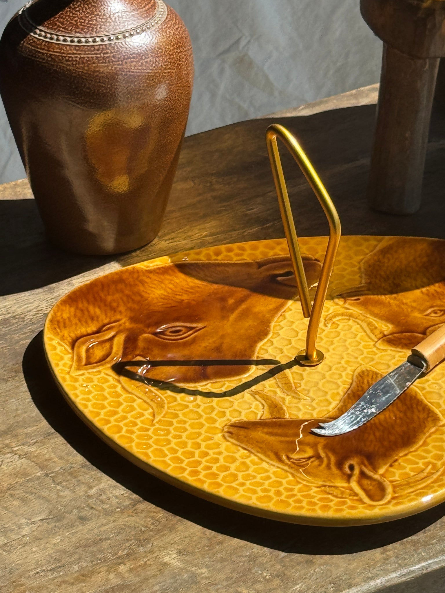 Plateau à fromage jaune figurant vache, chèvre et brebis et son couteau