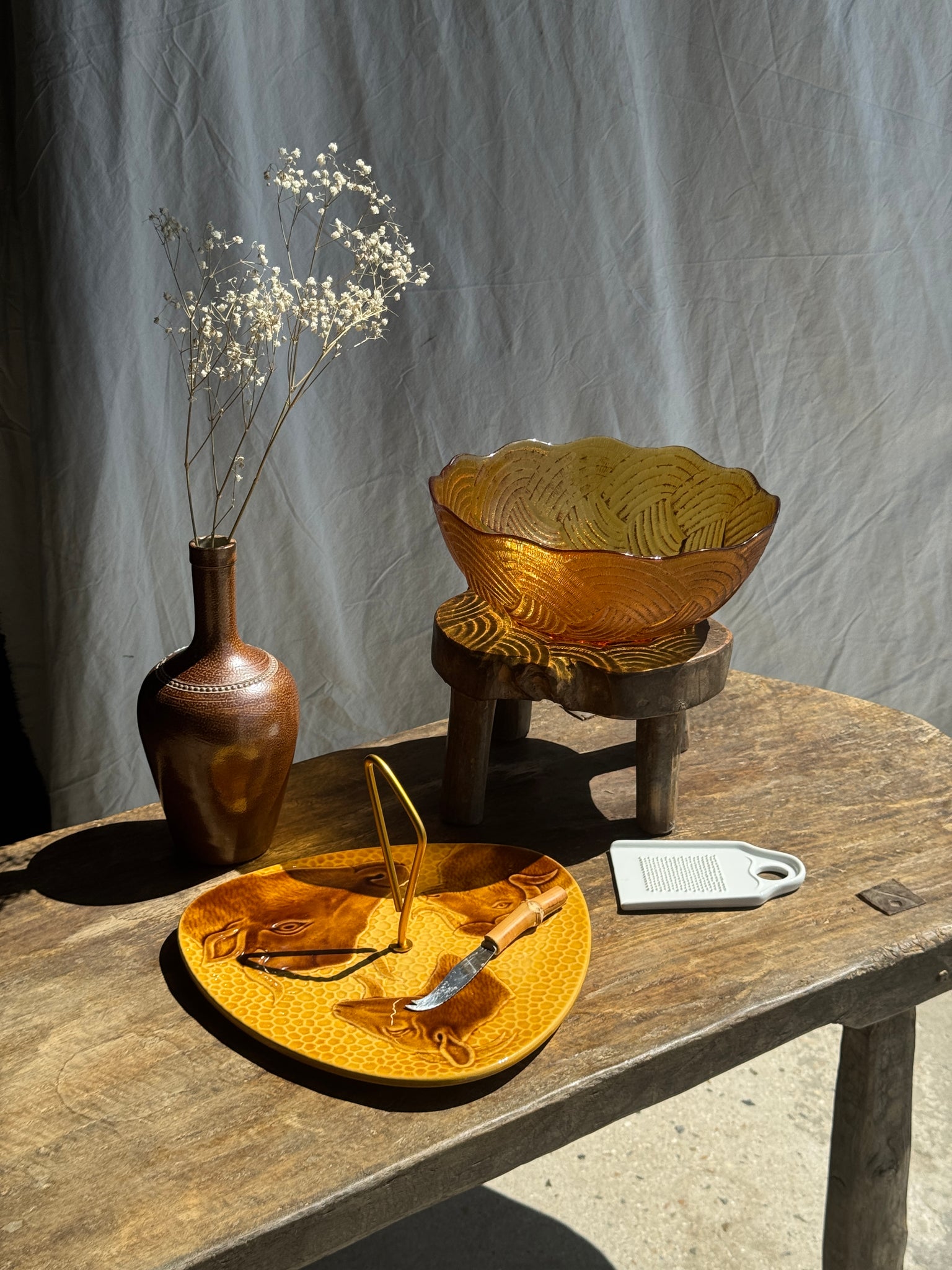 Plateau à fromage jaune figurant vache, chèvre et brebis et son couteau