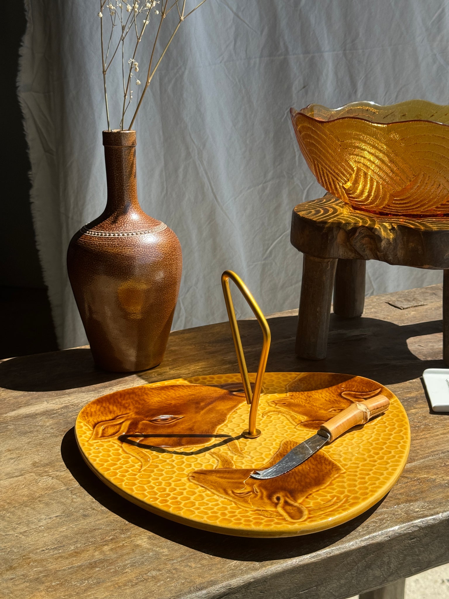 Plateau à fromage jaune figurant vache, chèvre et brebis et son couteau