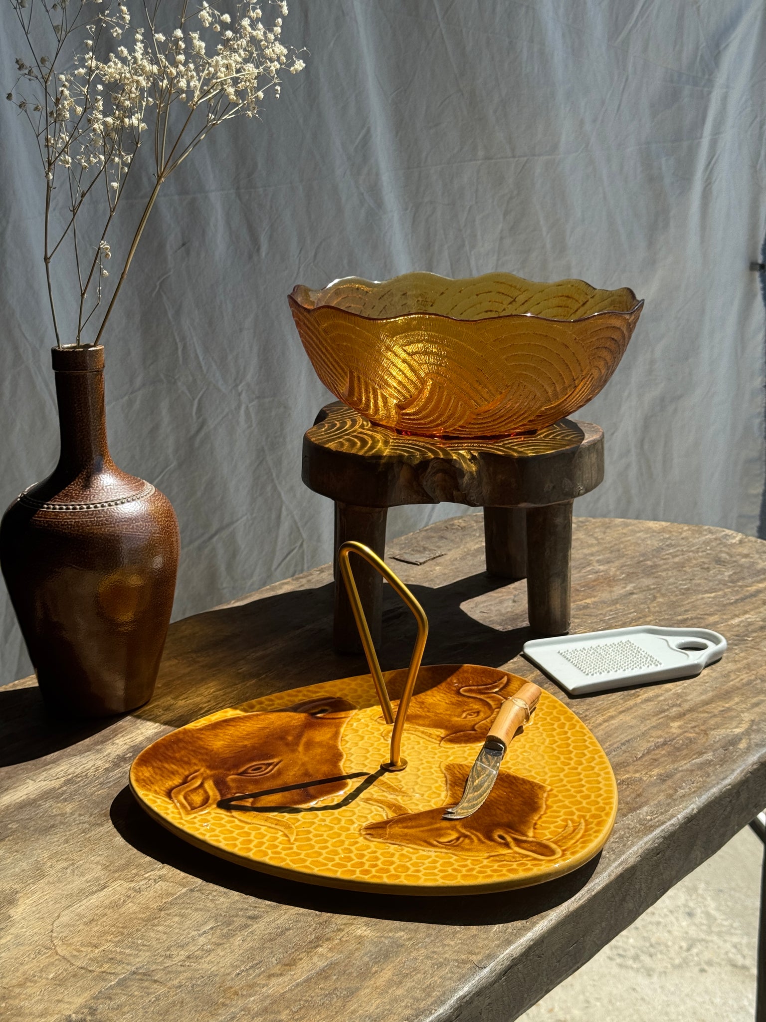 Plateau à fromage jaune figurant vache, chèvre et brebis et son couteau