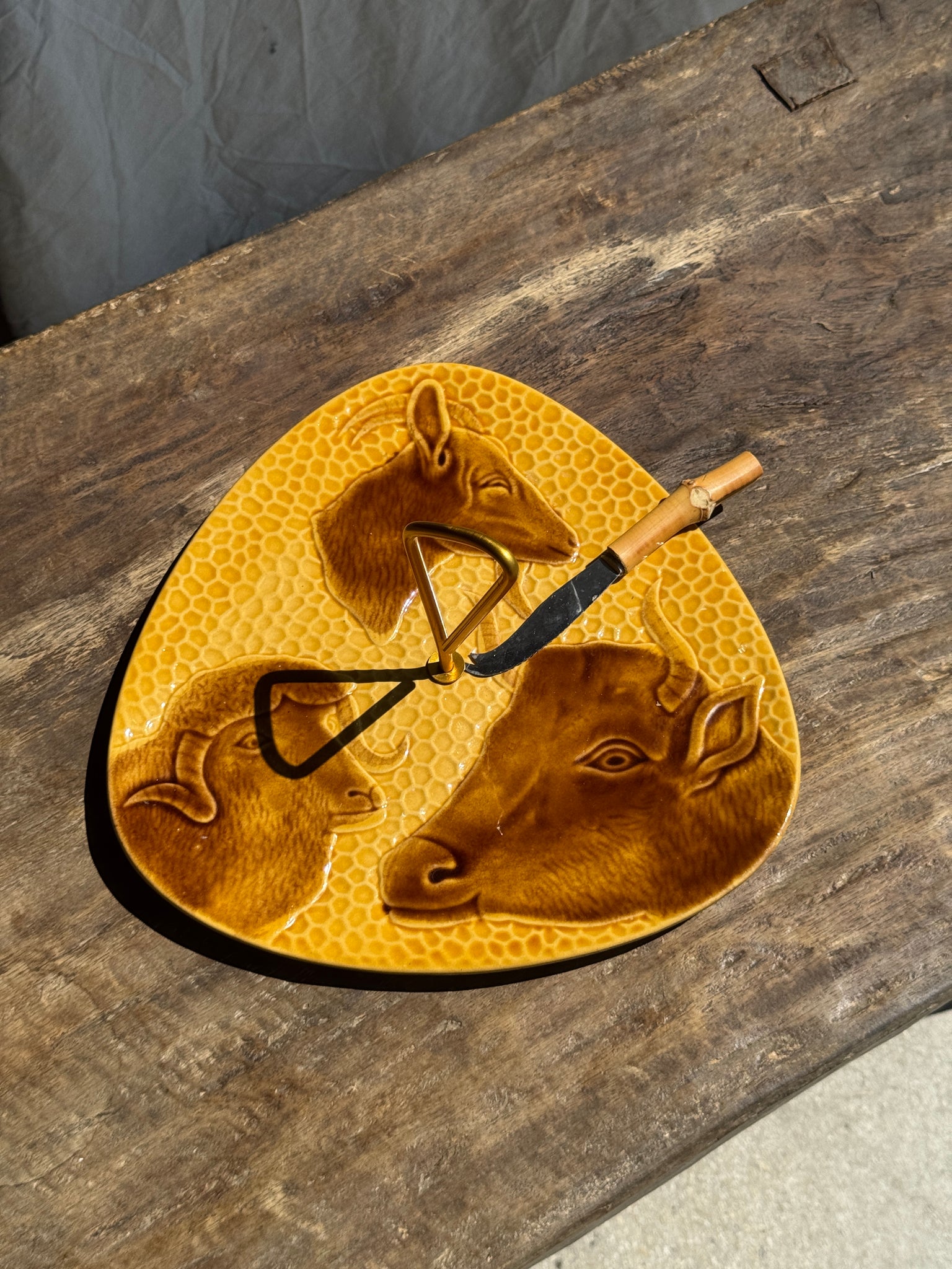 Plateau à fromage jaune figurant vache, chèvre et brebis et son couteau