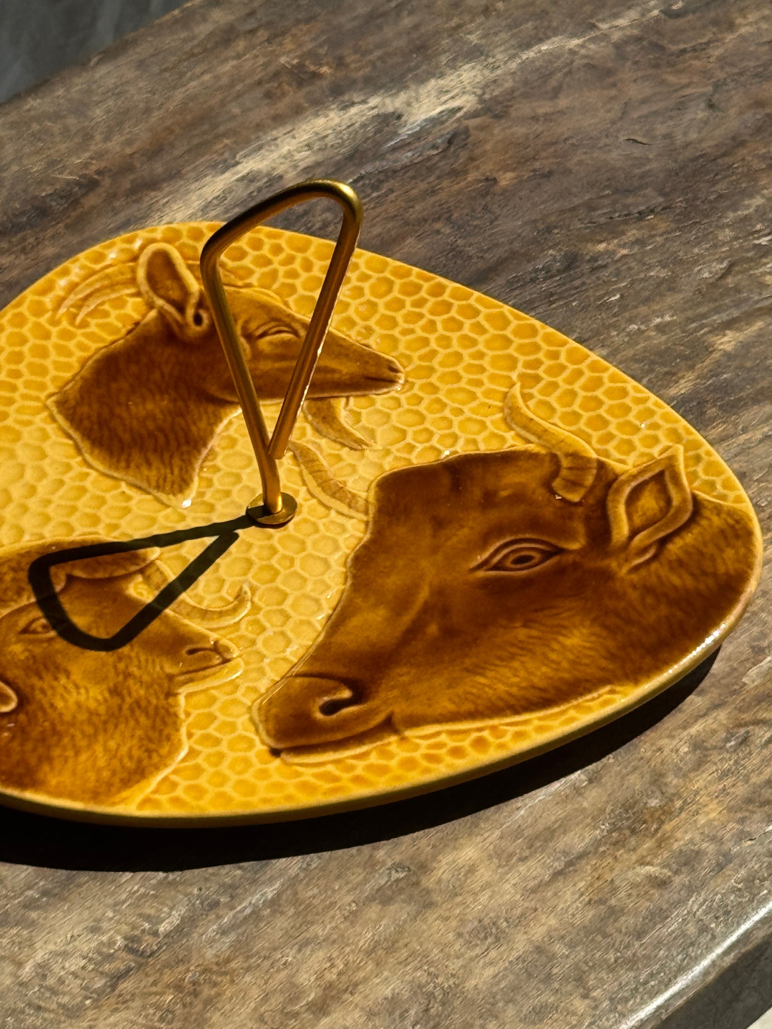 Plateau à fromage jaune figurant vache, chèvre et brebis et son couteau