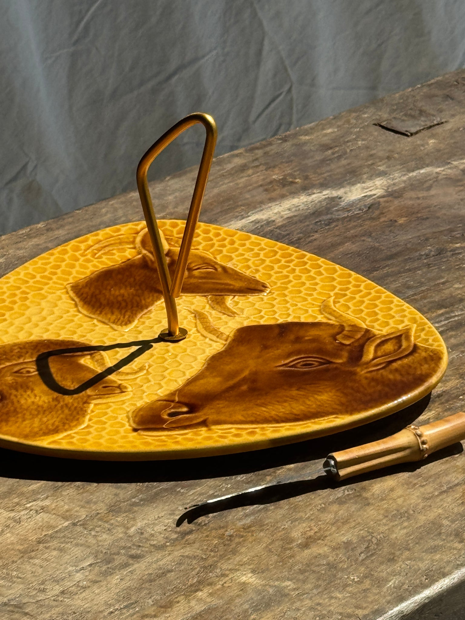 Plateau à fromage jaune figurant vache, chèvre et brebis et son couteau