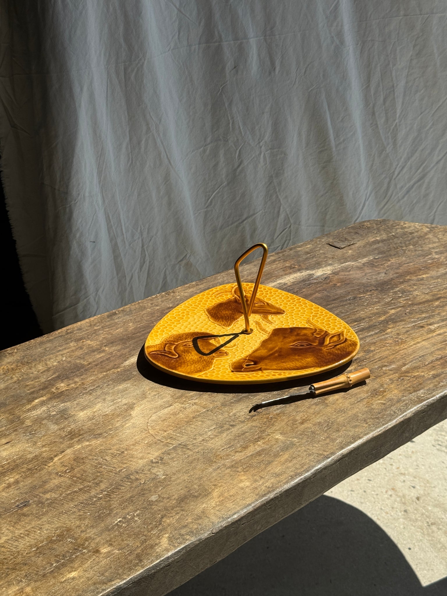 Plateau à fromage jaune figurant vache, chèvre et brebis et son couteau