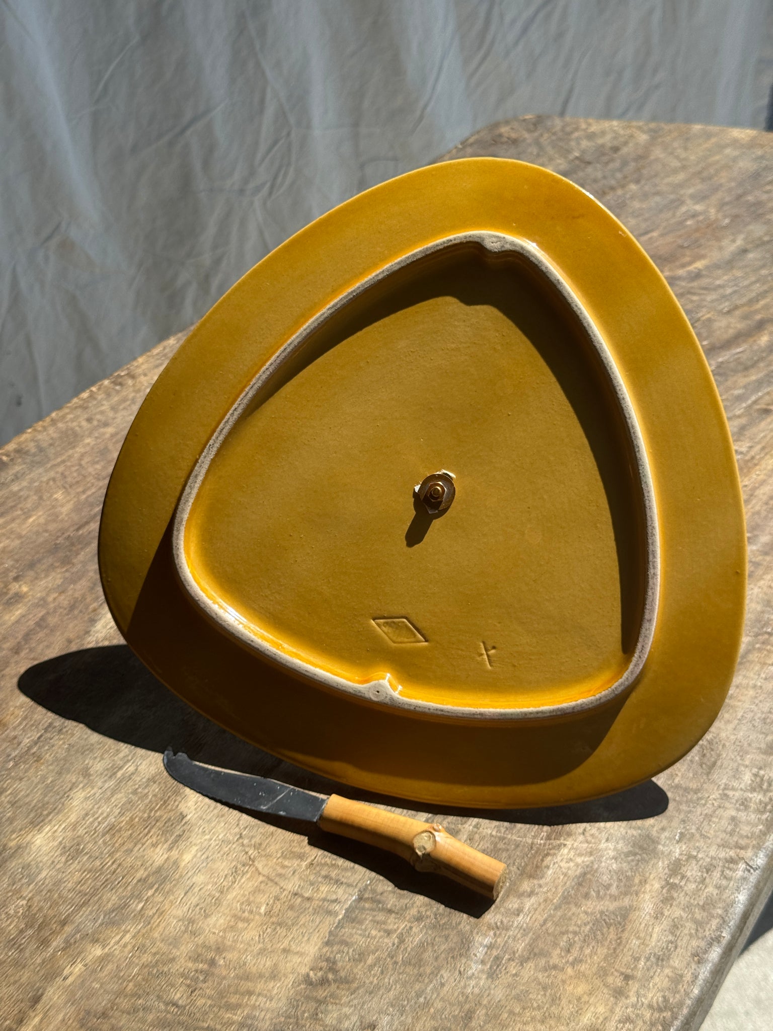 Plateau à fromage jaune figurant vache, chèvre et brebis et son couteau