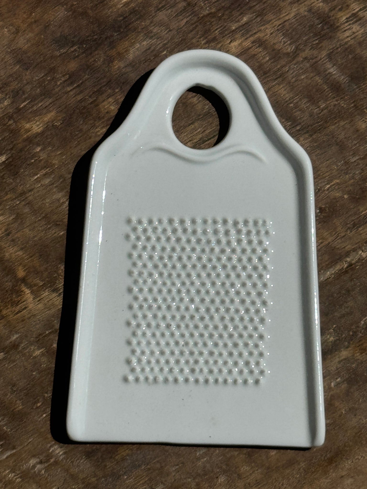 Petite rape à ail en porcelaine blanche