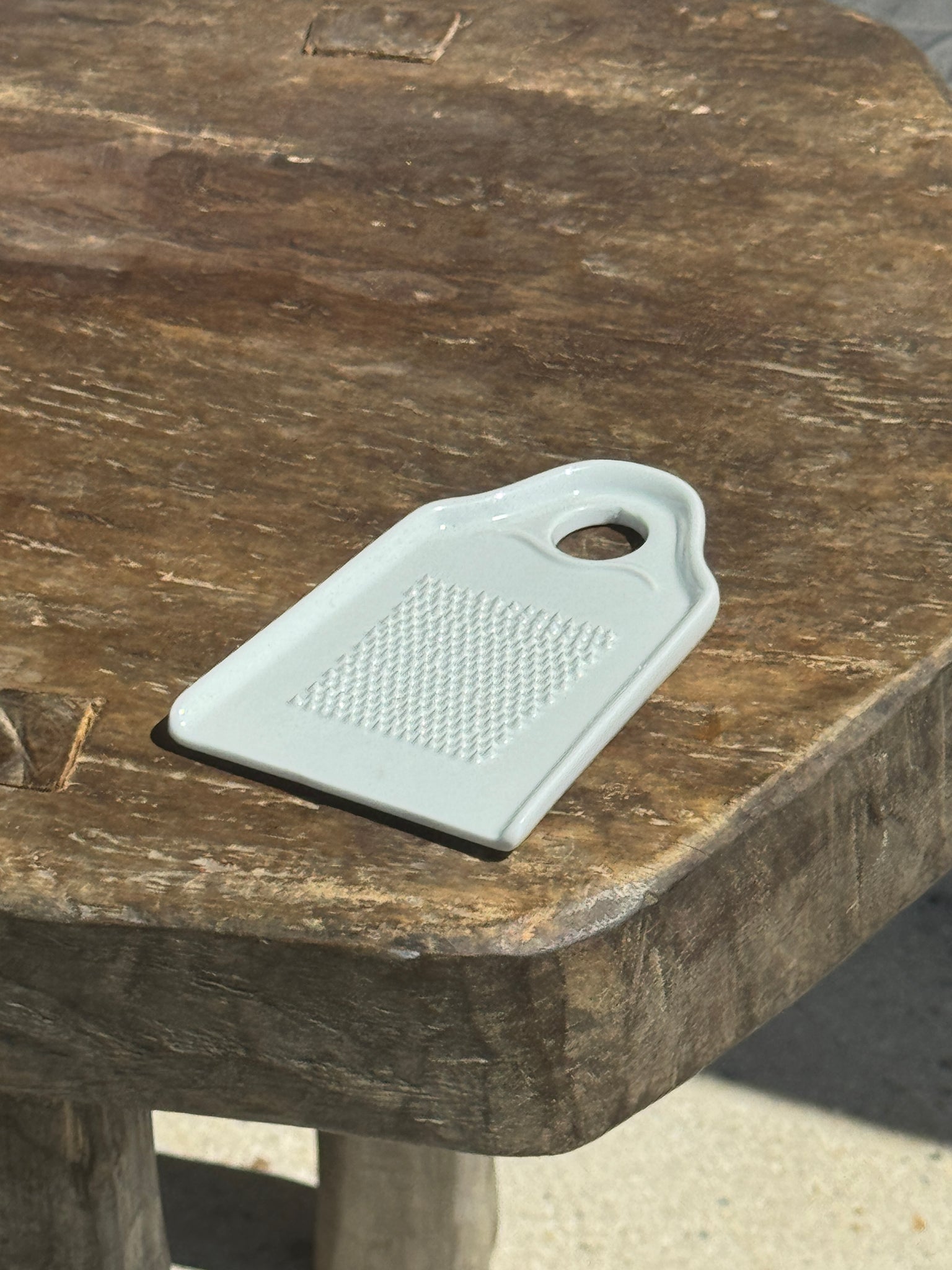 Petite rape à ail en porcelaine blanche
