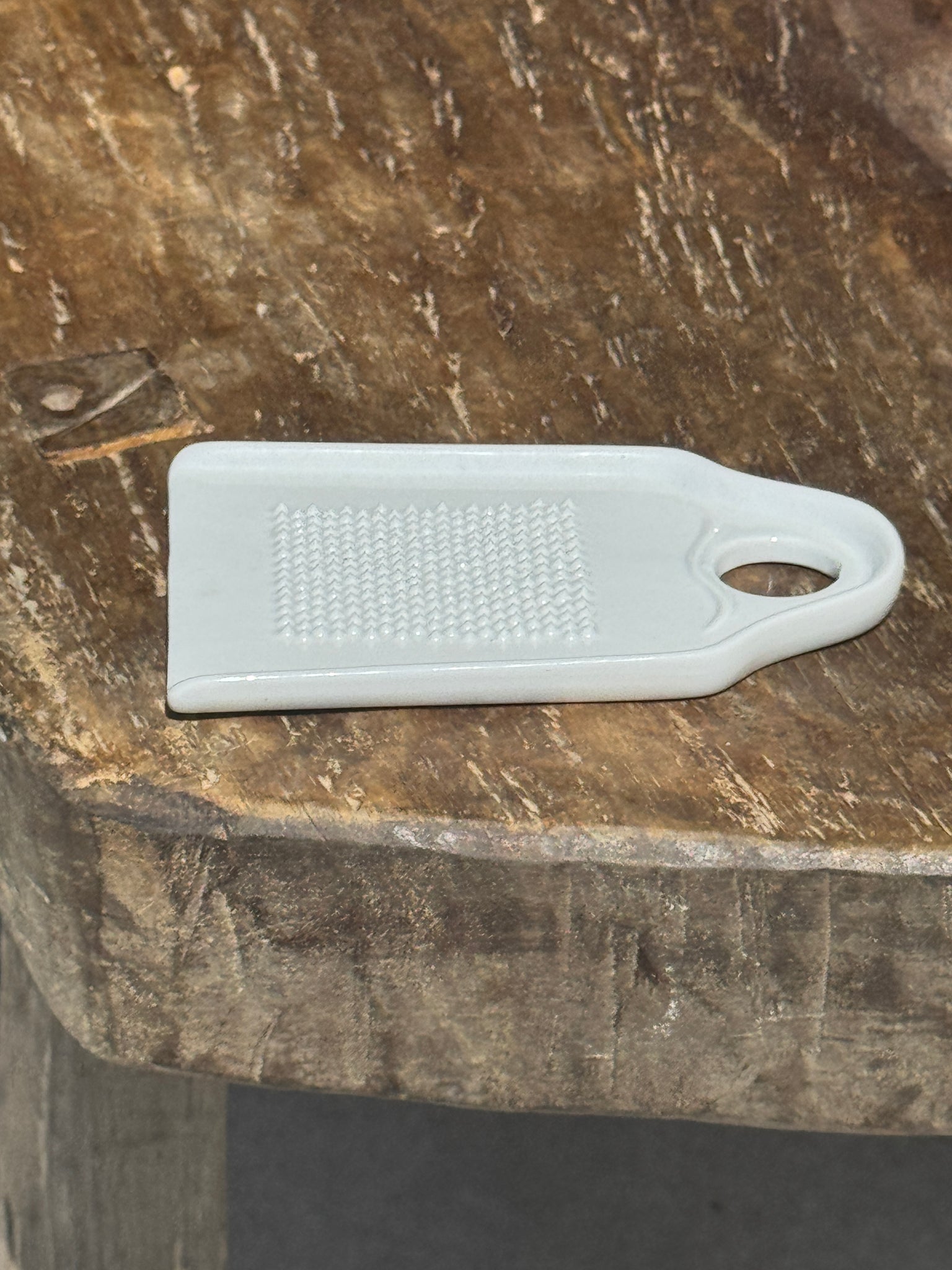 Petite rape à ail en porcelaine blanche