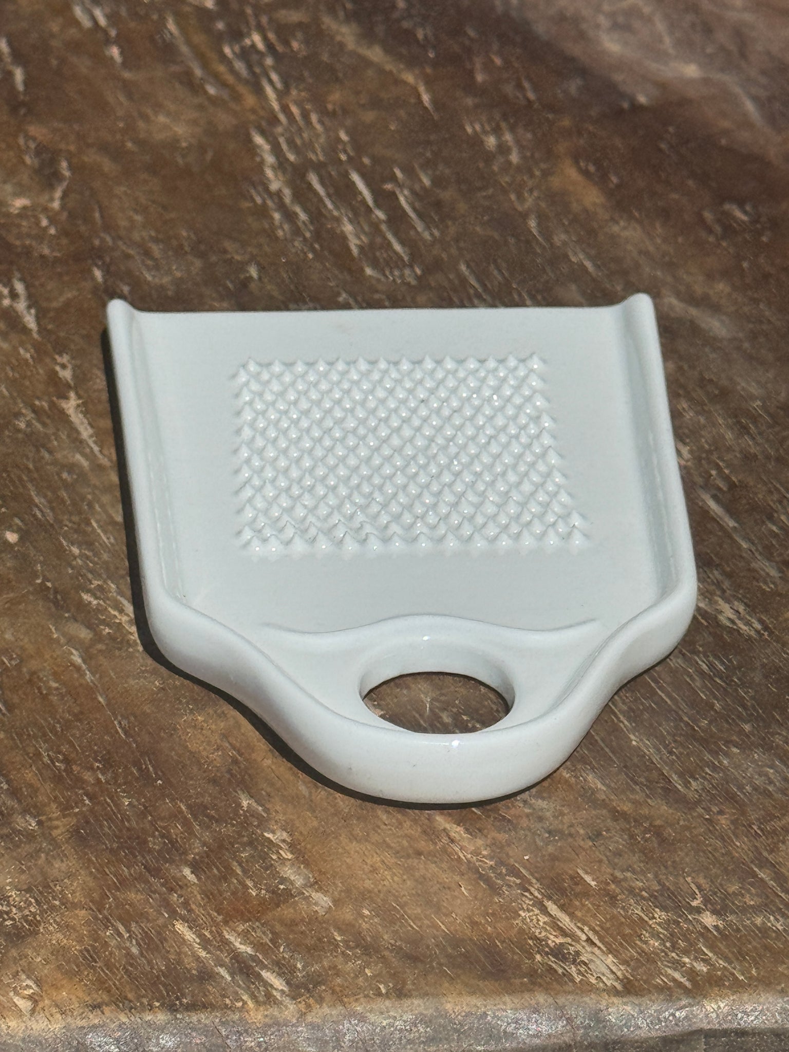 Petite rape à ail en porcelaine blanche