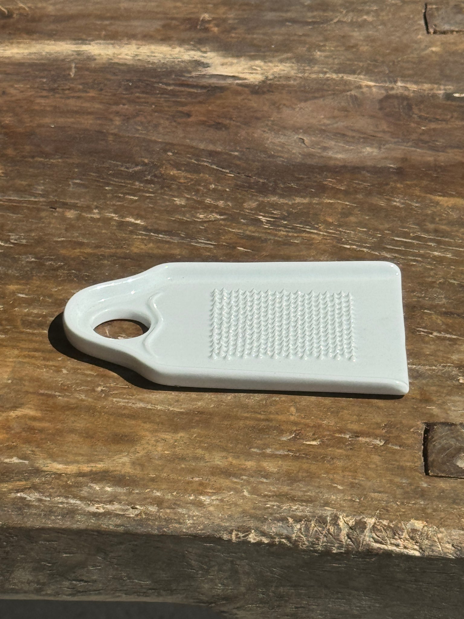 Petite rape à ail en porcelaine blanche