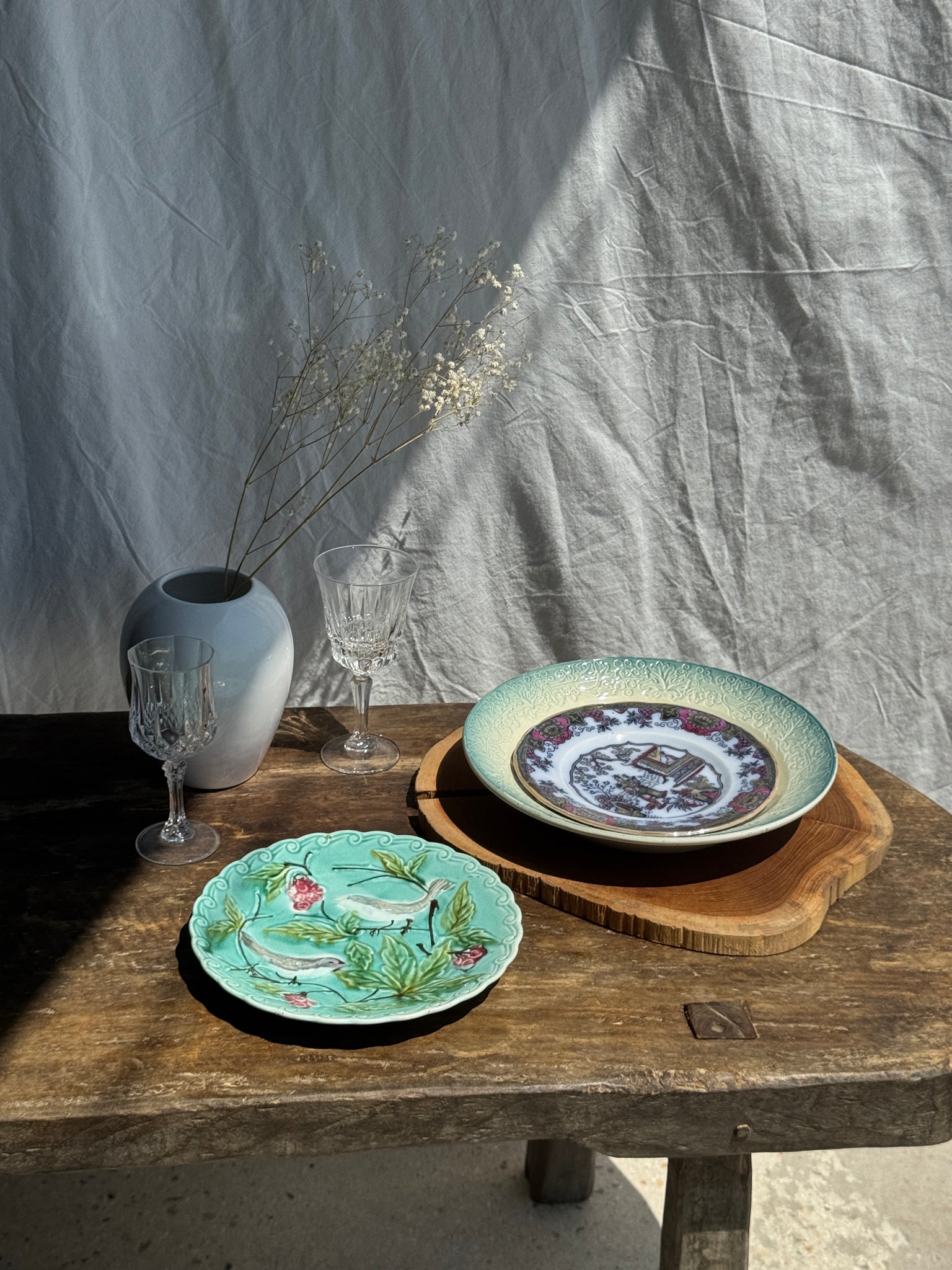 Assiette 1850 de Canton figurant une scène en jardin