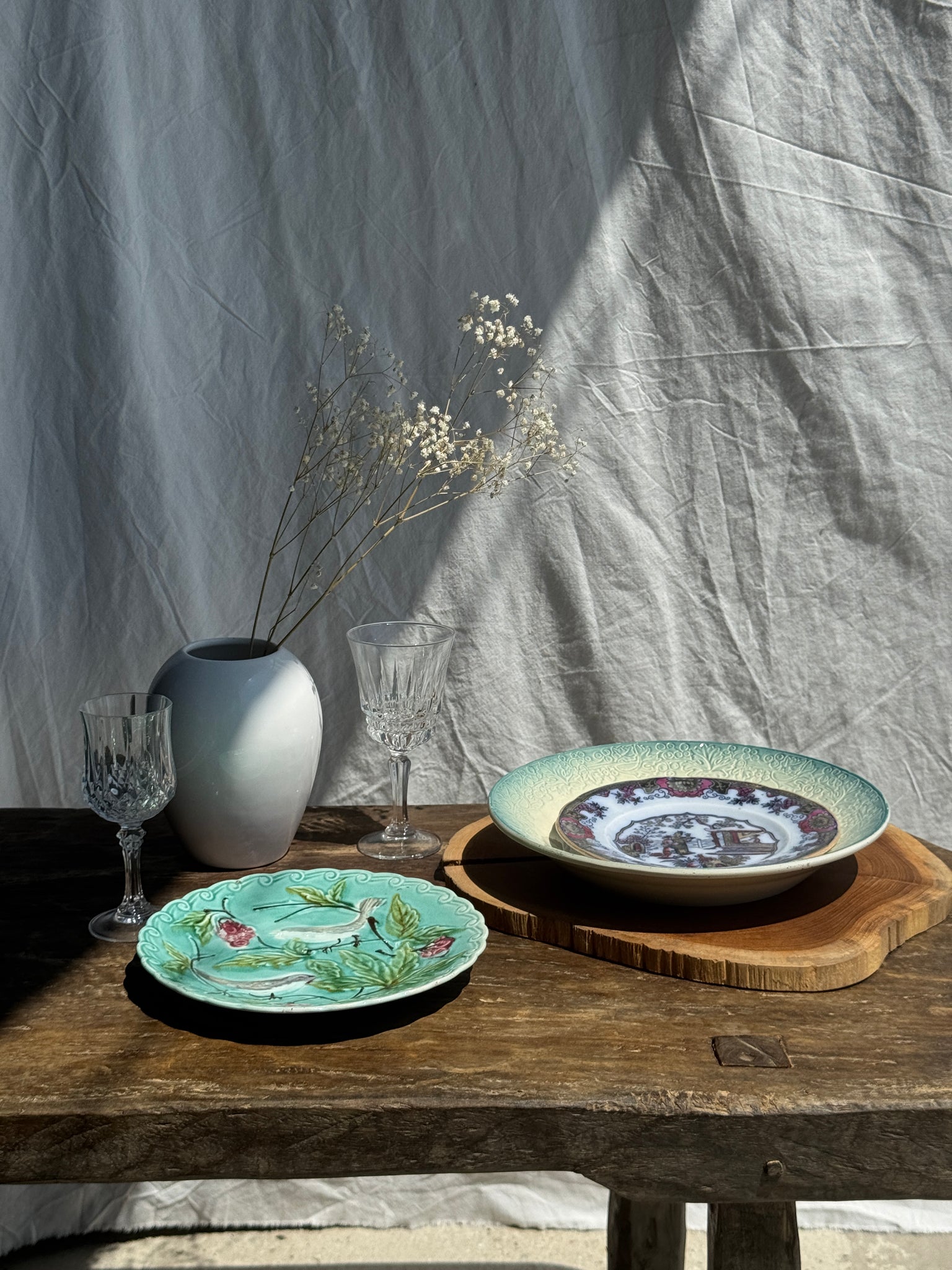 Assiette 1850 de Canton figurant une scène en jardin