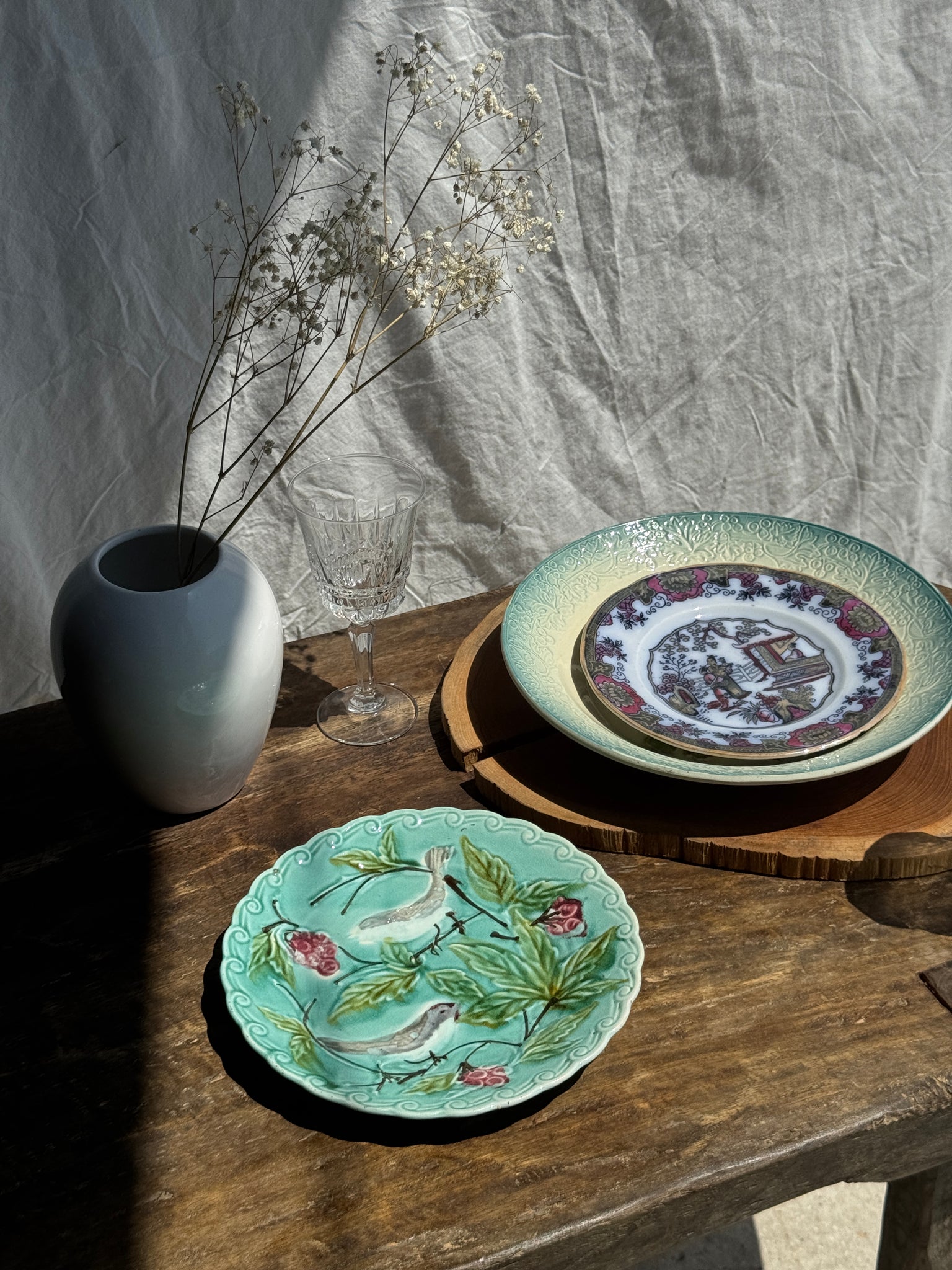 Assiette 1850 de Canton figurant une scène en jardin
