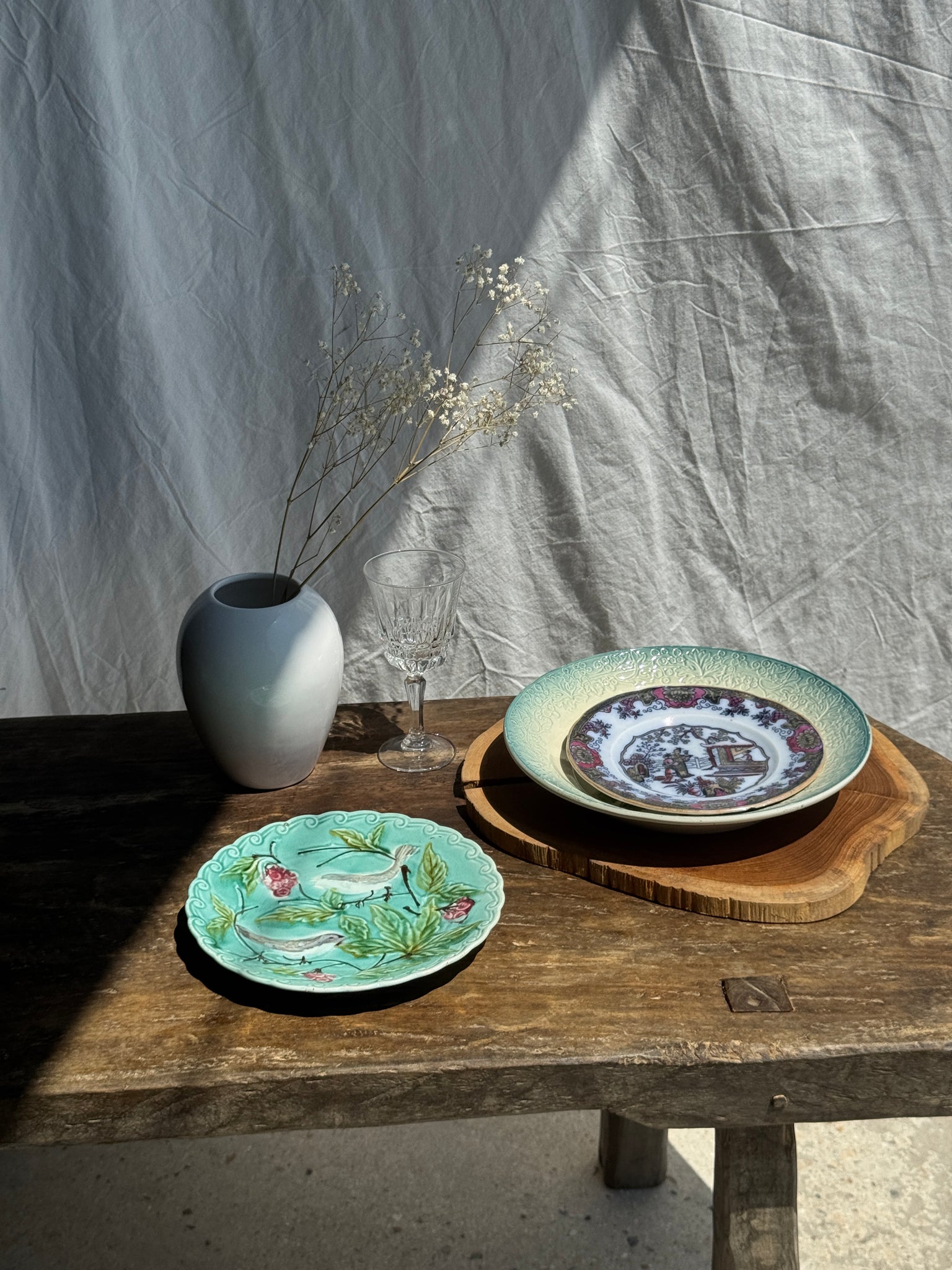 Assiette 1850 de Canton figurant une scène en jardin