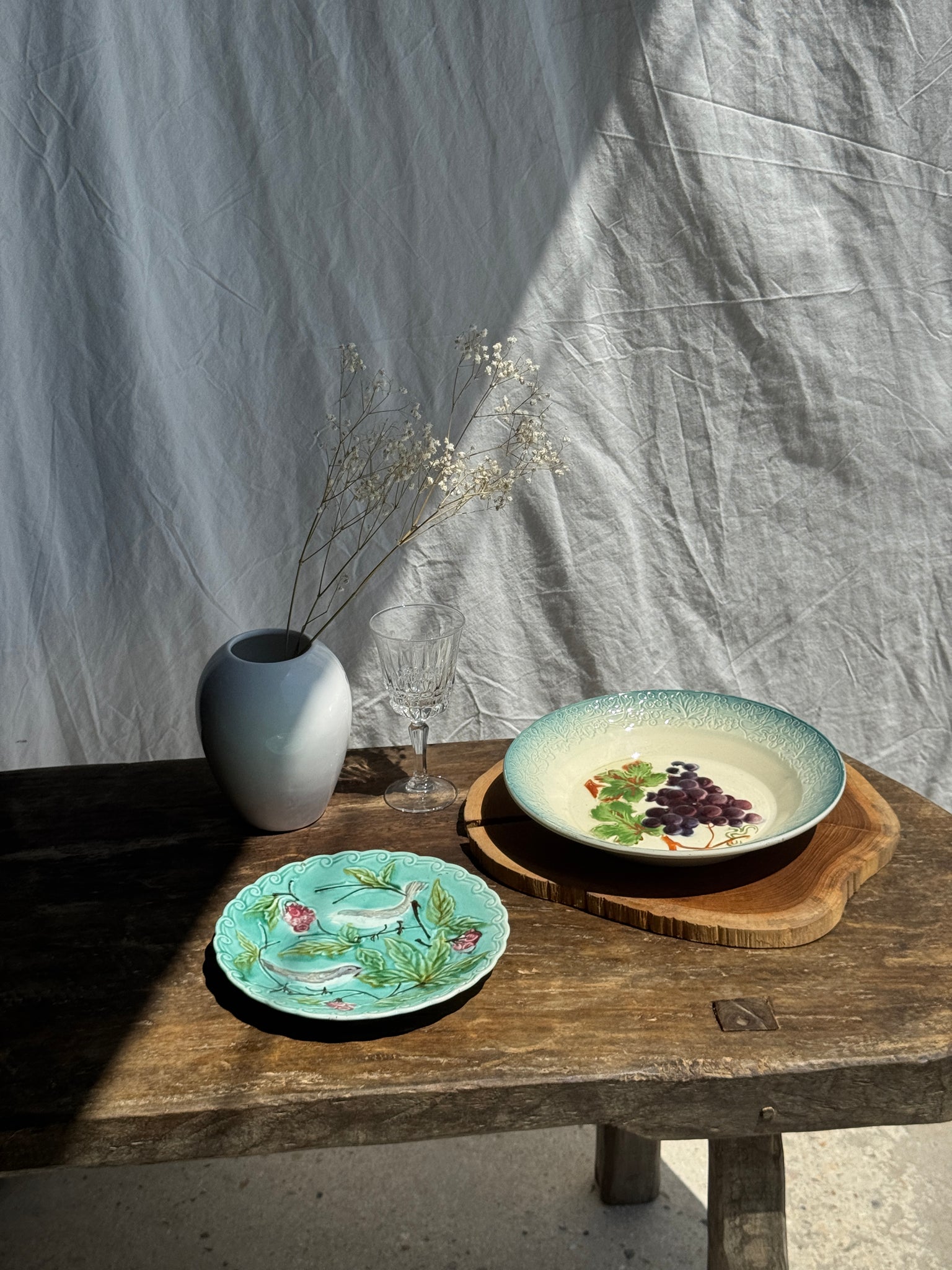 Plat creux en faïence à motifs de raisin