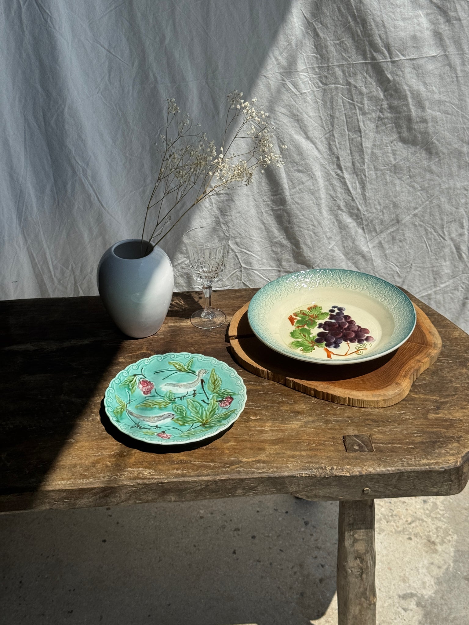 Plat creux en faïence à motifs de raisin