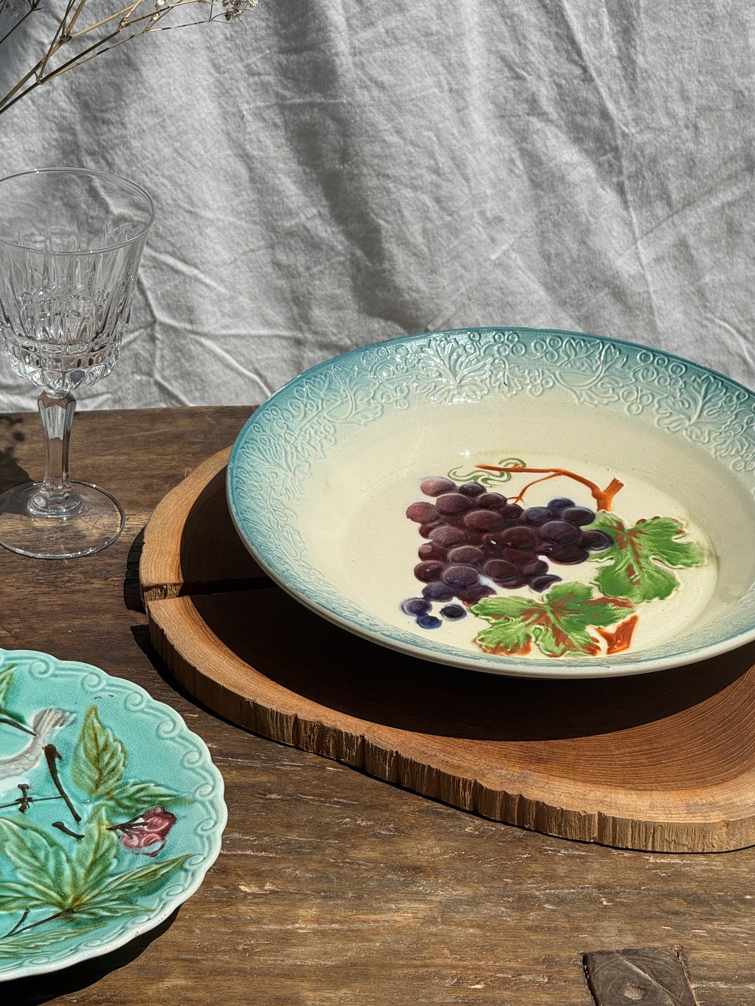 Plat creux en faïence à motifs de raisin